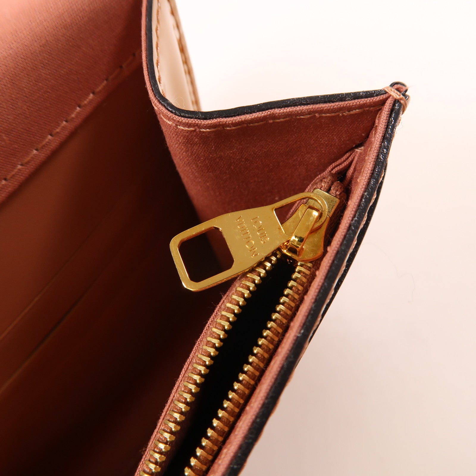 LOUIS VUITTON Monogram Vernis Louise金扣手拿包