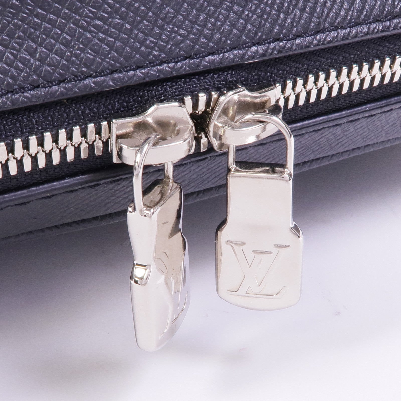 LOUIS VUITTON Monogram Eclipse/Taiga Outdoor Messenger銀扣肩背袋