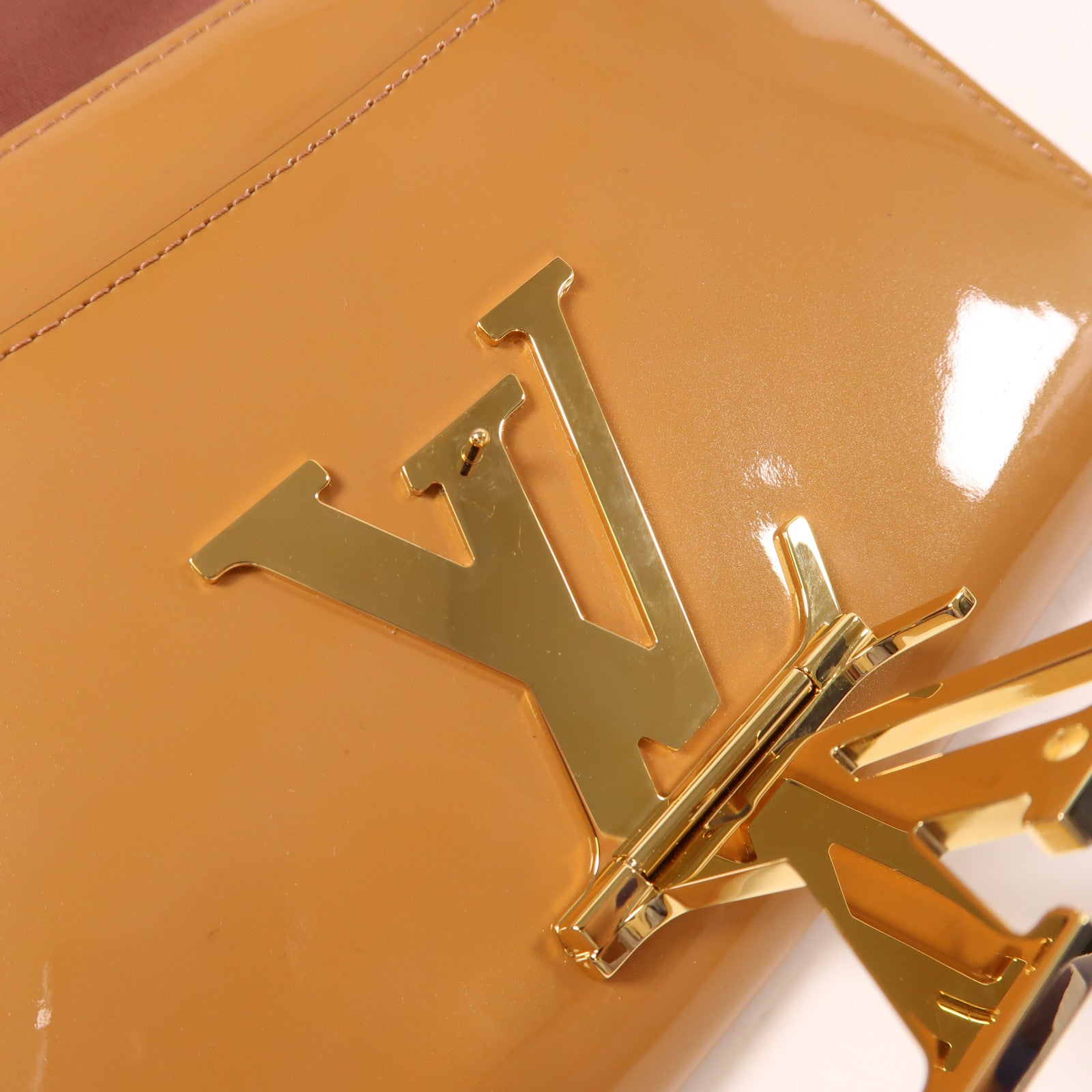 LOUIS VUITTON Monogram Vernis Louise金扣手拿包