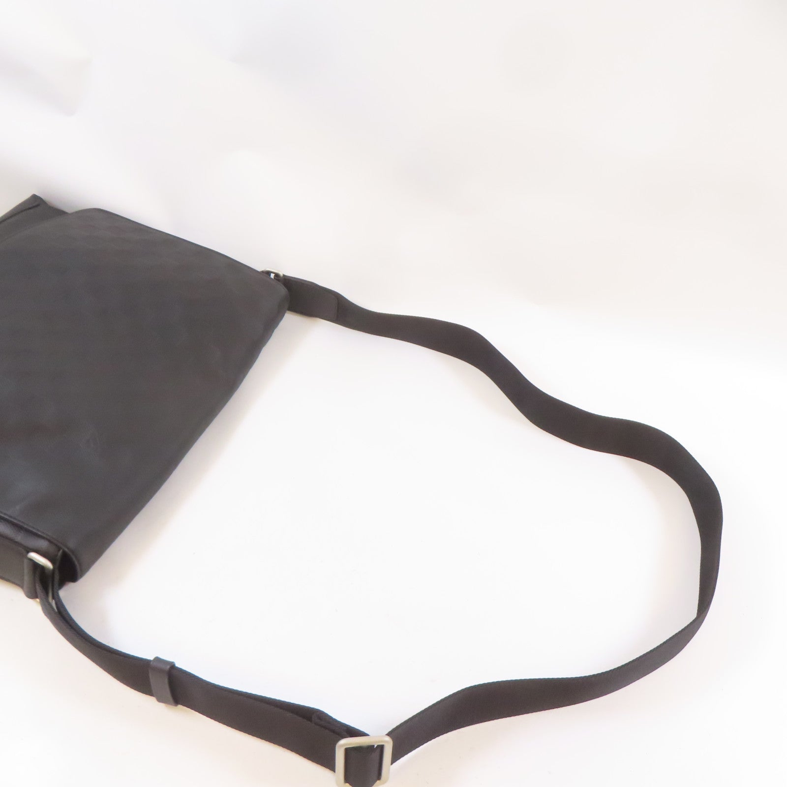 LOUIS VUITTON 【激減優惠】Damier Infini District MM銀扣肩背袋黑色