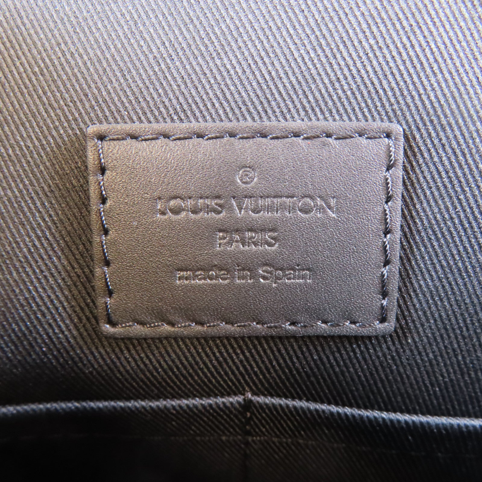 LOUIS VUITTON 【激減優惠】Damier Infini District MM銀扣肩背袋黑色