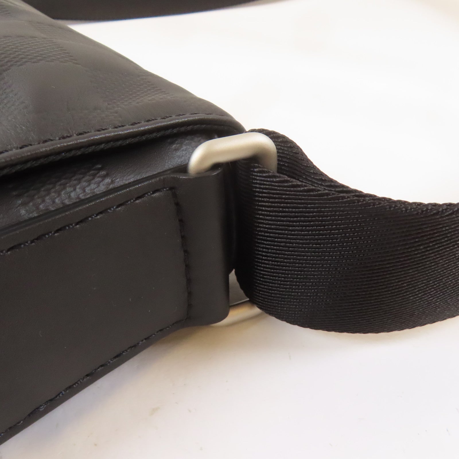 LOUIS VUITTON 【激減優惠】Damier Infini District MM銀扣肩背袋黑色