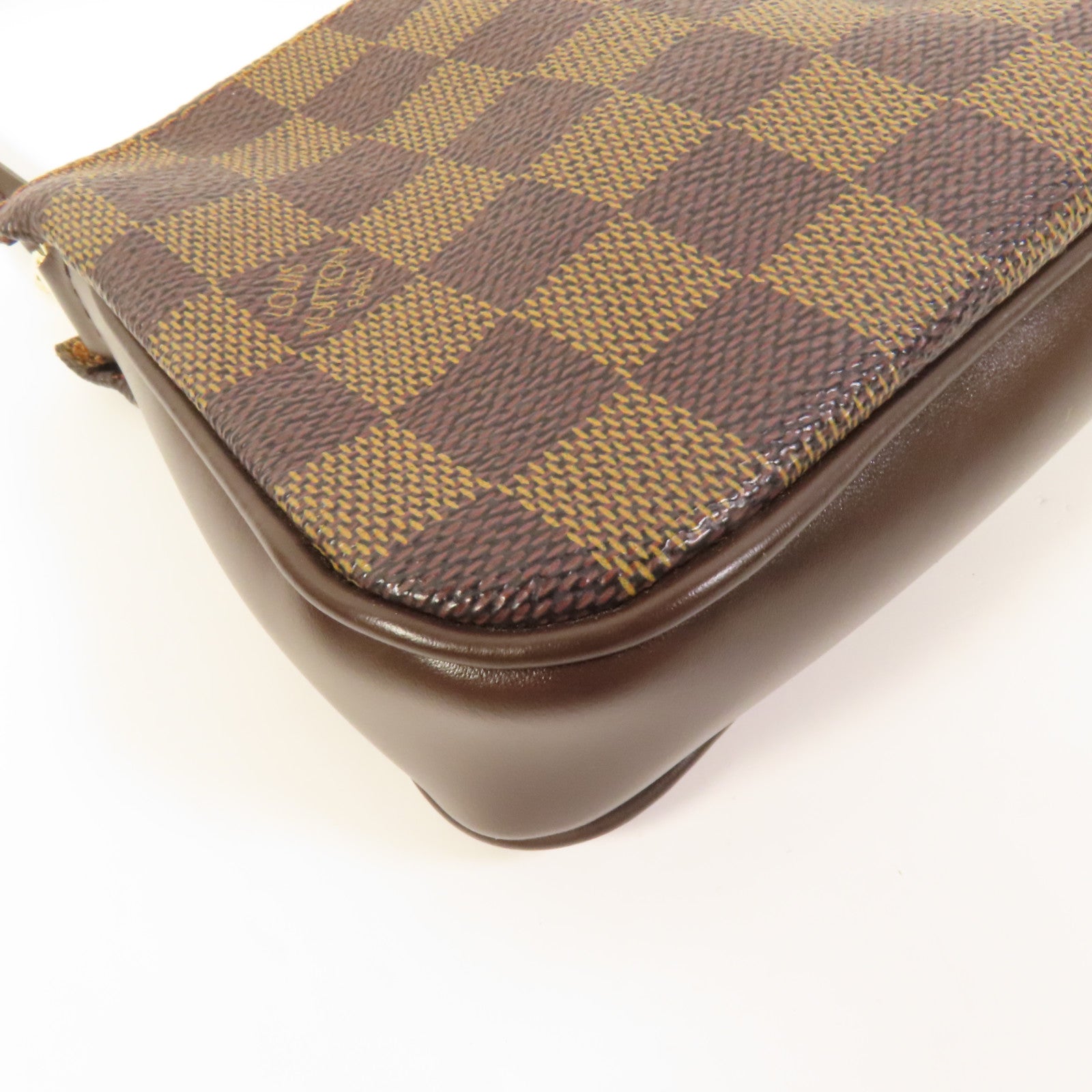 LOUIS VUITTON Damier Pochette Accessories金扣手挽袋