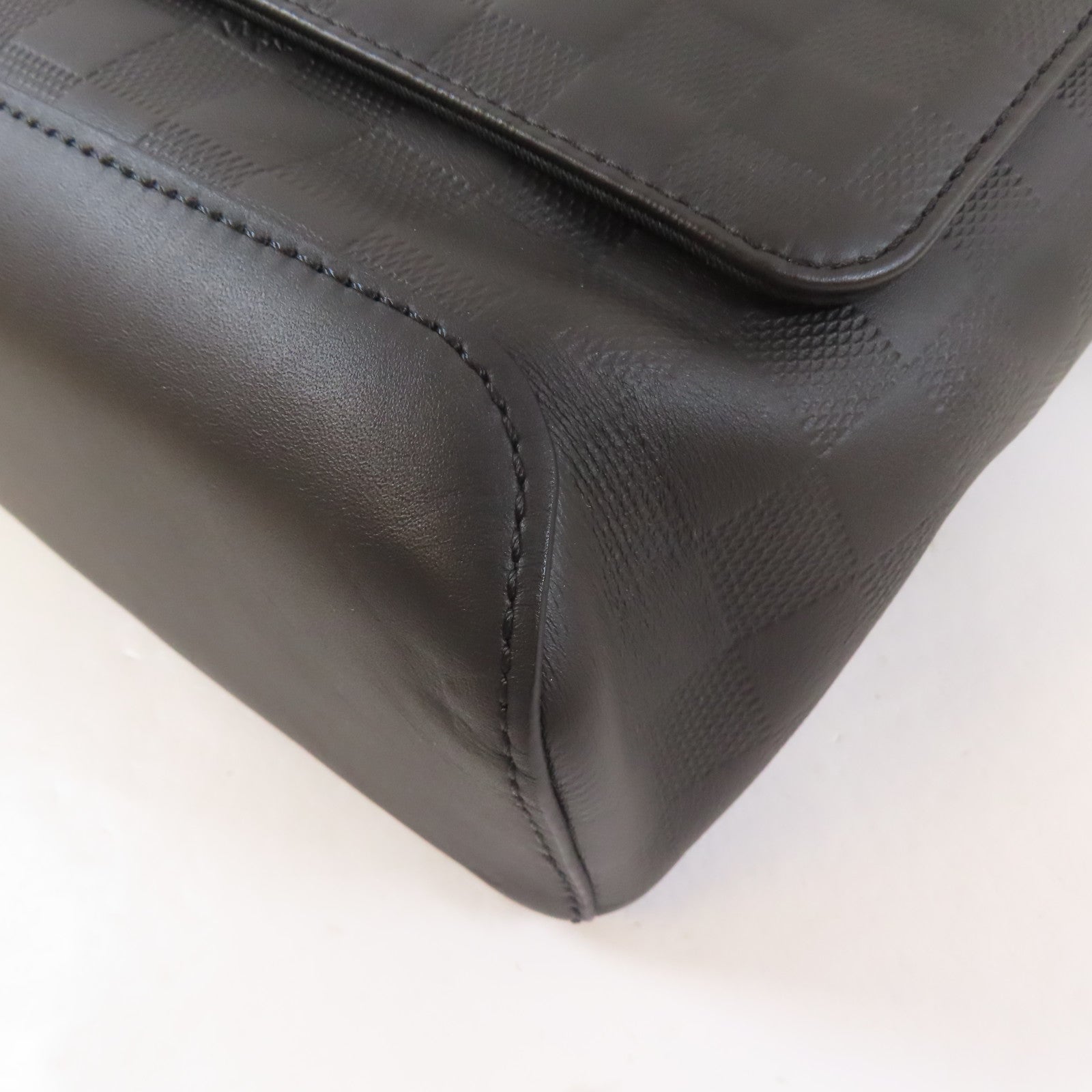 LOUIS VUITTON 【激減優惠】Damier Infini District MM銀扣肩背袋黑色