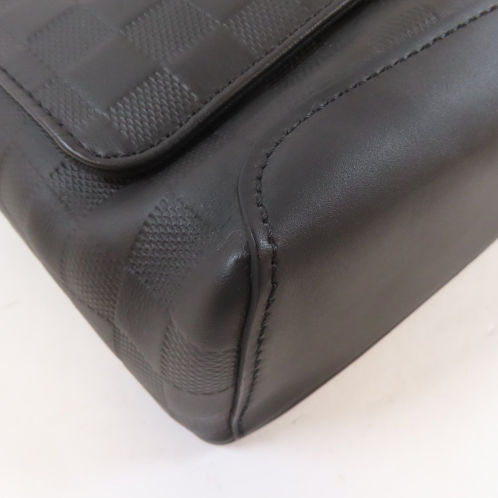 LOUIS VUITTON 【激減優惠】Damier Infini District MM銀扣肩背袋黑色