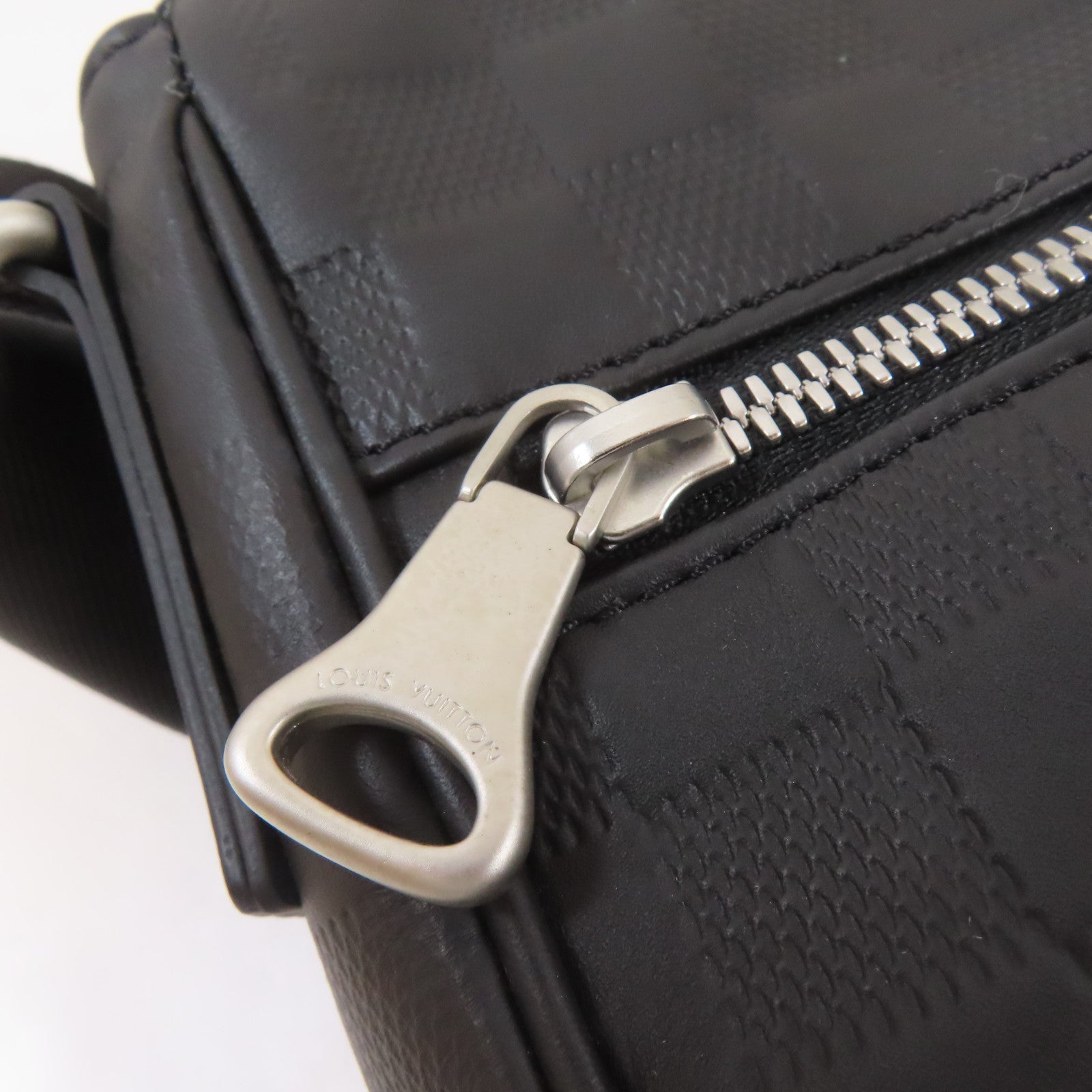 LOUIS VUITTON 【激減優惠】Damier Infini District MM銀扣肩背袋黑色