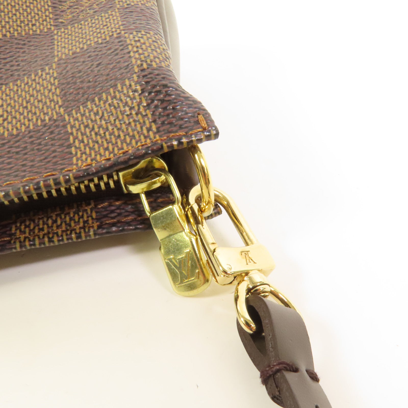 LOUIS VUITTON Damier Pochette Accessories金扣手挽袋