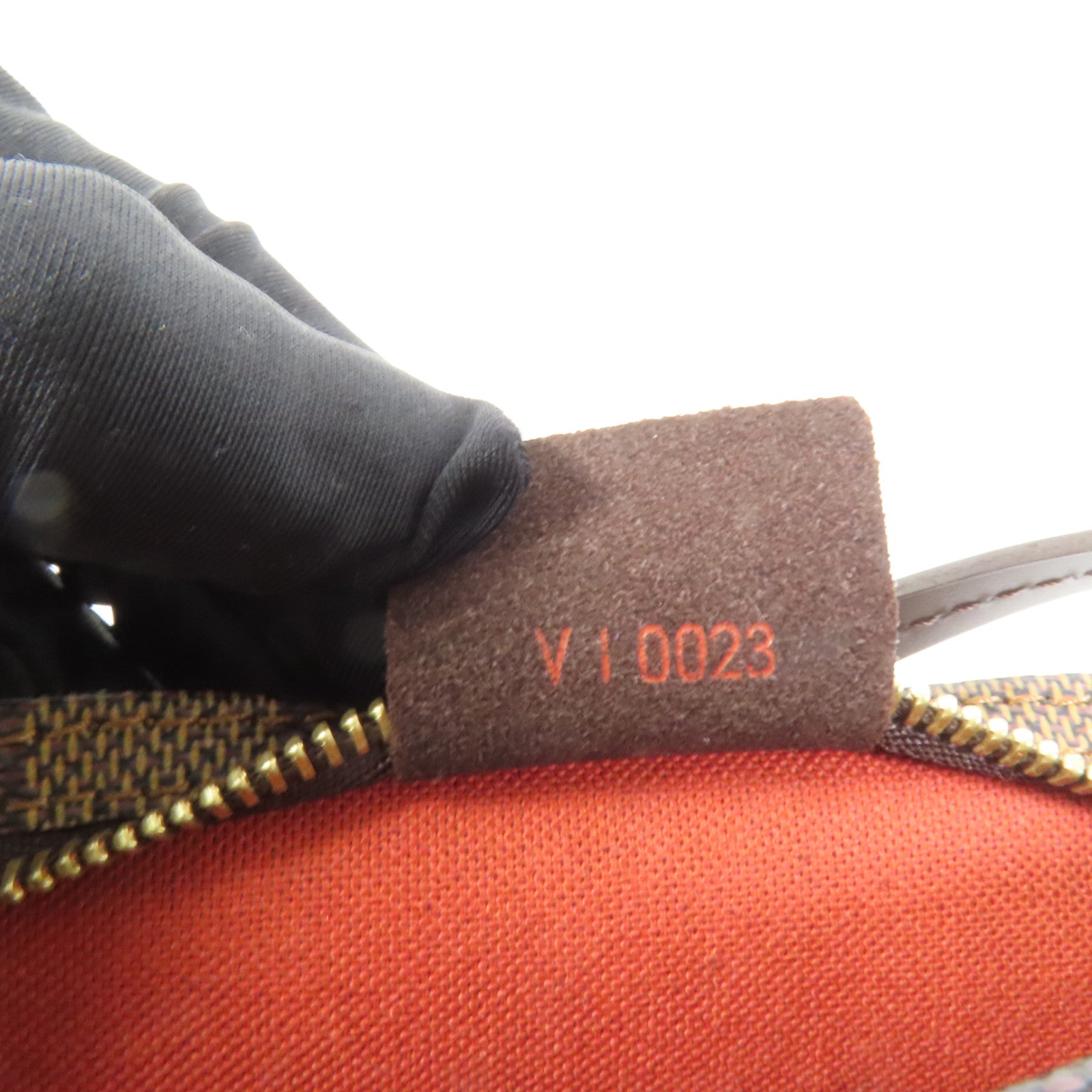 LOUIS VUITTON Damier Pochette Accessories金扣手挽袋