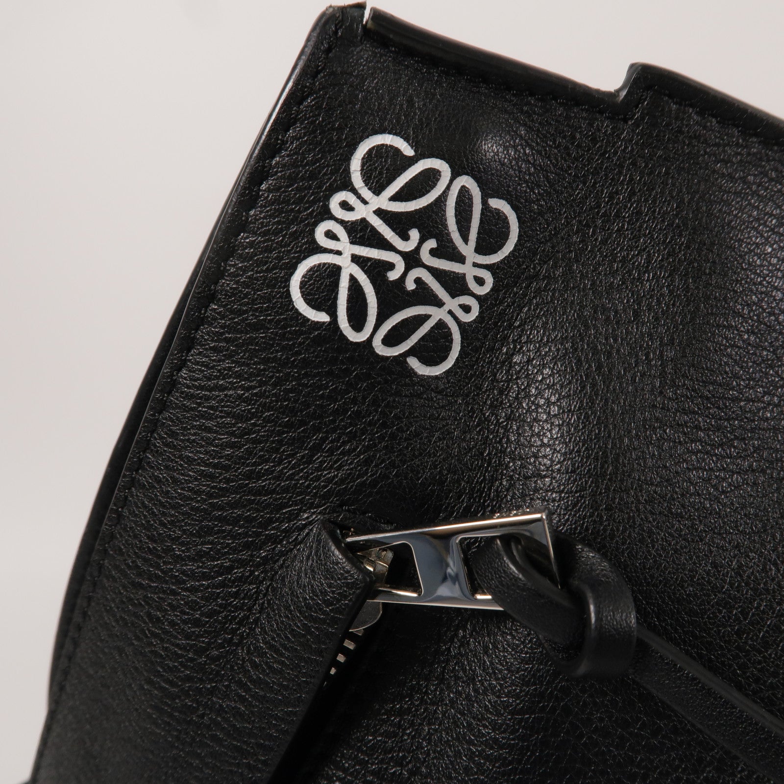 LOEWE 牛皮皮革Anton Sling肩背袋
