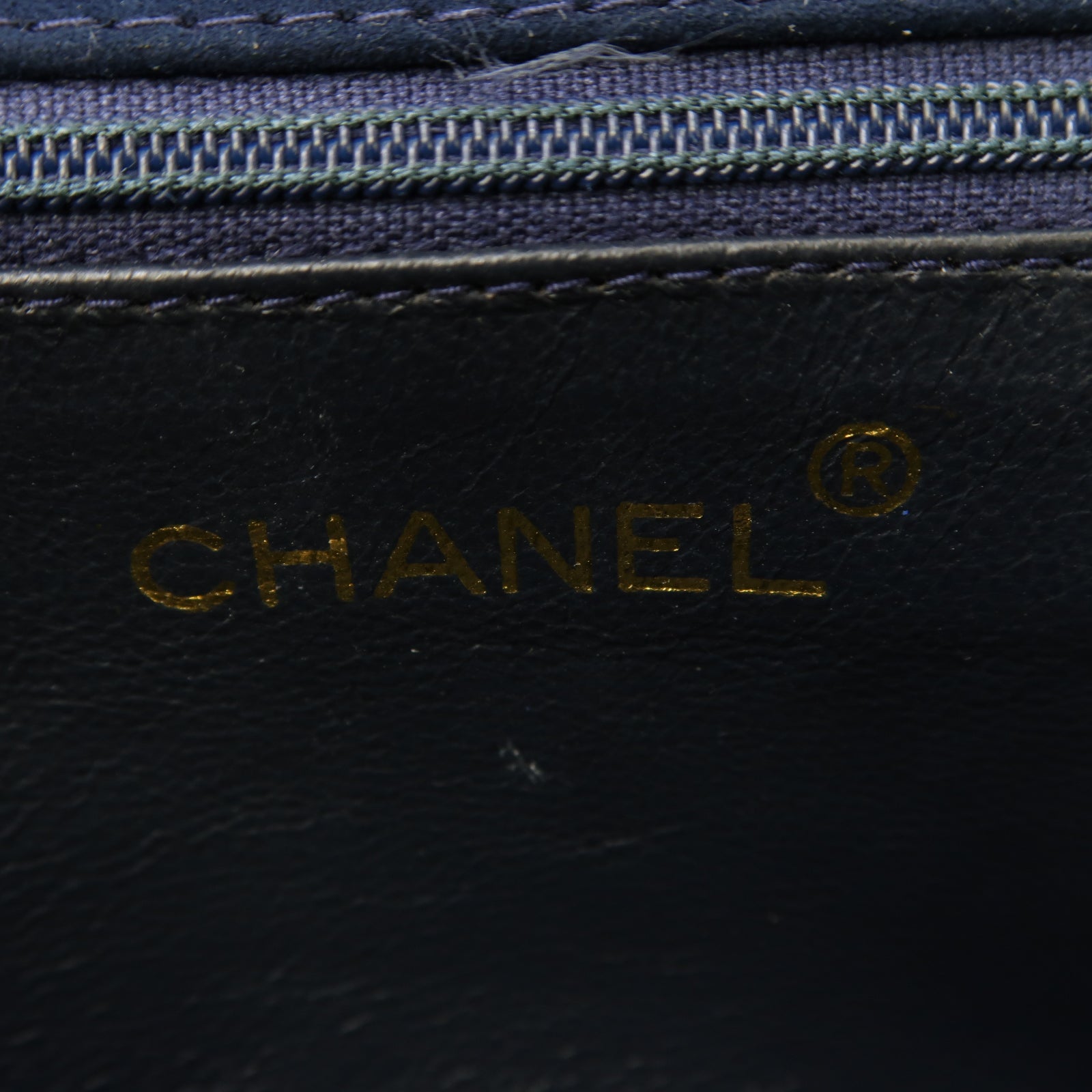 CHANEL 【激減優惠】菱格羊皮皮革/天鵝絨Vintage Pouch金扣手拿包深藍色