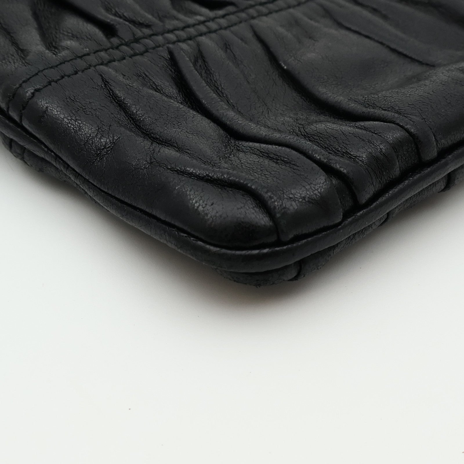 PRADA 羊皮皮革Pouch金扣手拿包