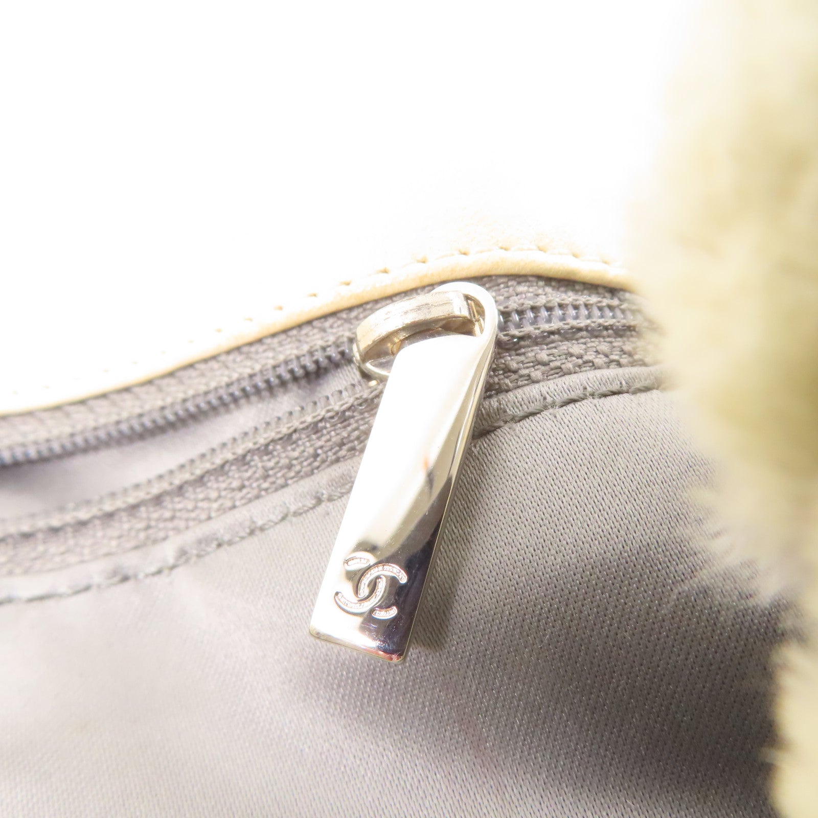 CHANEL 兔毛Chain Shoulder Bag銀扣鏈帶肩背袋白色/灰色