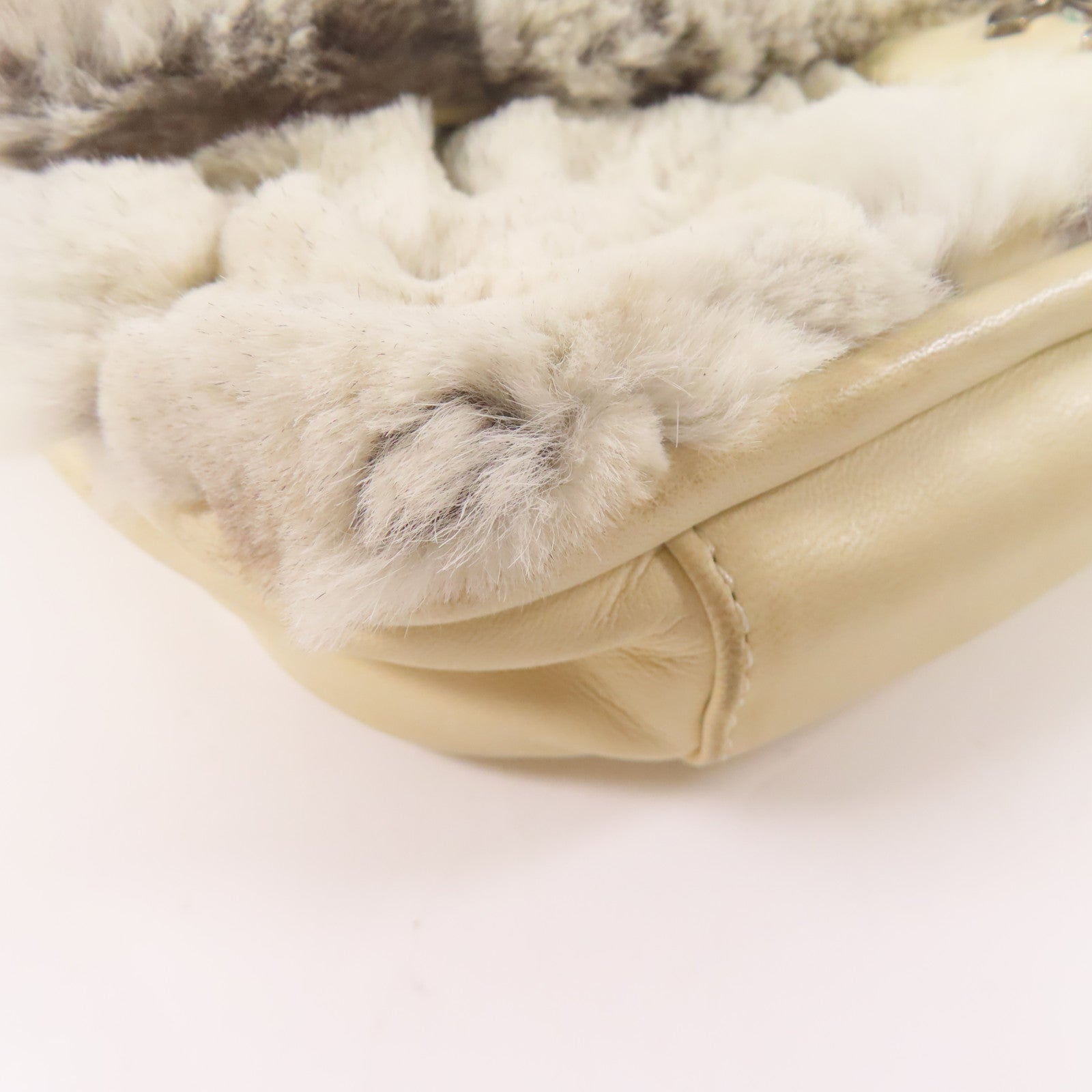 CHANEL 兔毛Chain Shoulder Bag銀扣鏈帶肩背袋白色/灰色