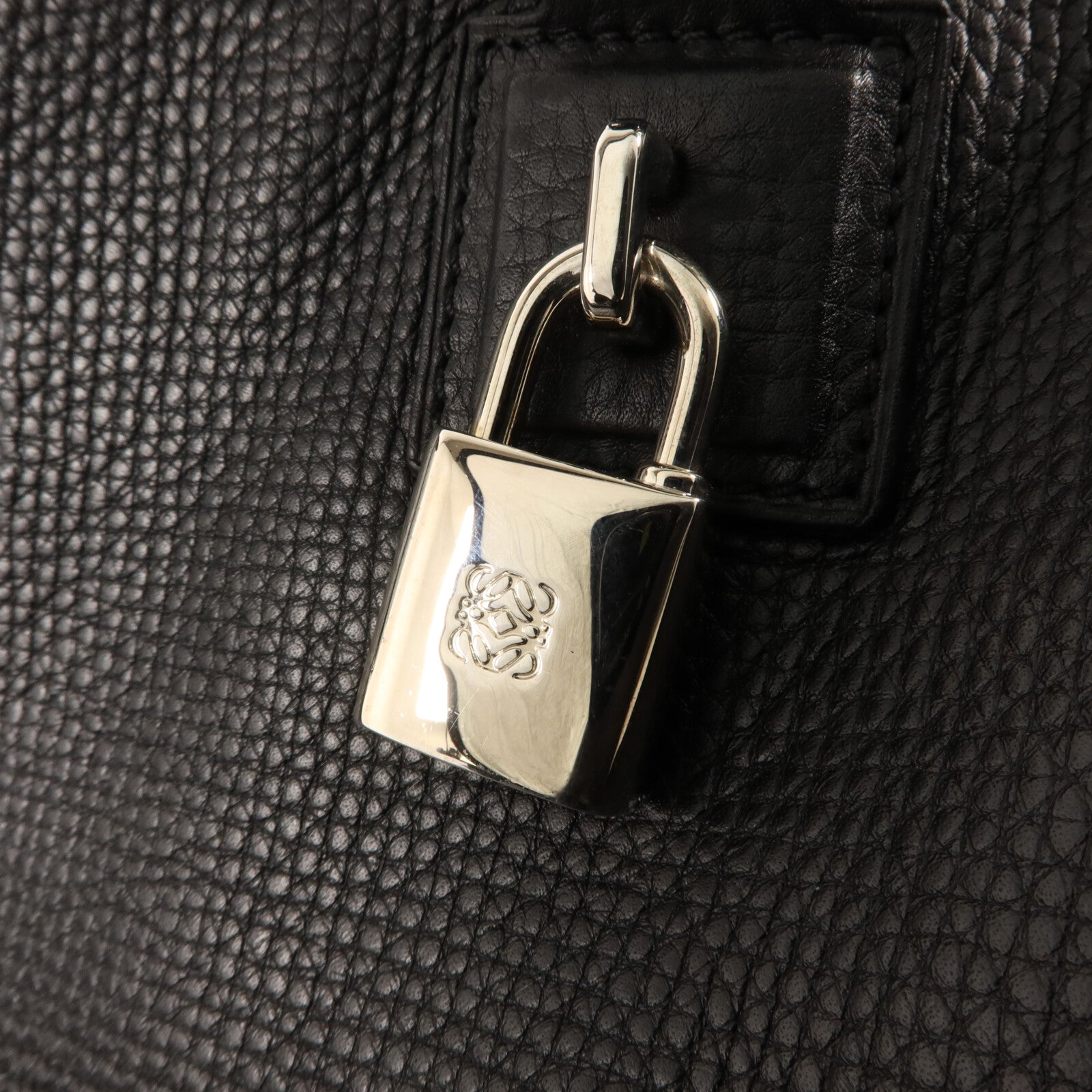 LOEWE 牛皮皮革Amazona 36手挽袋
