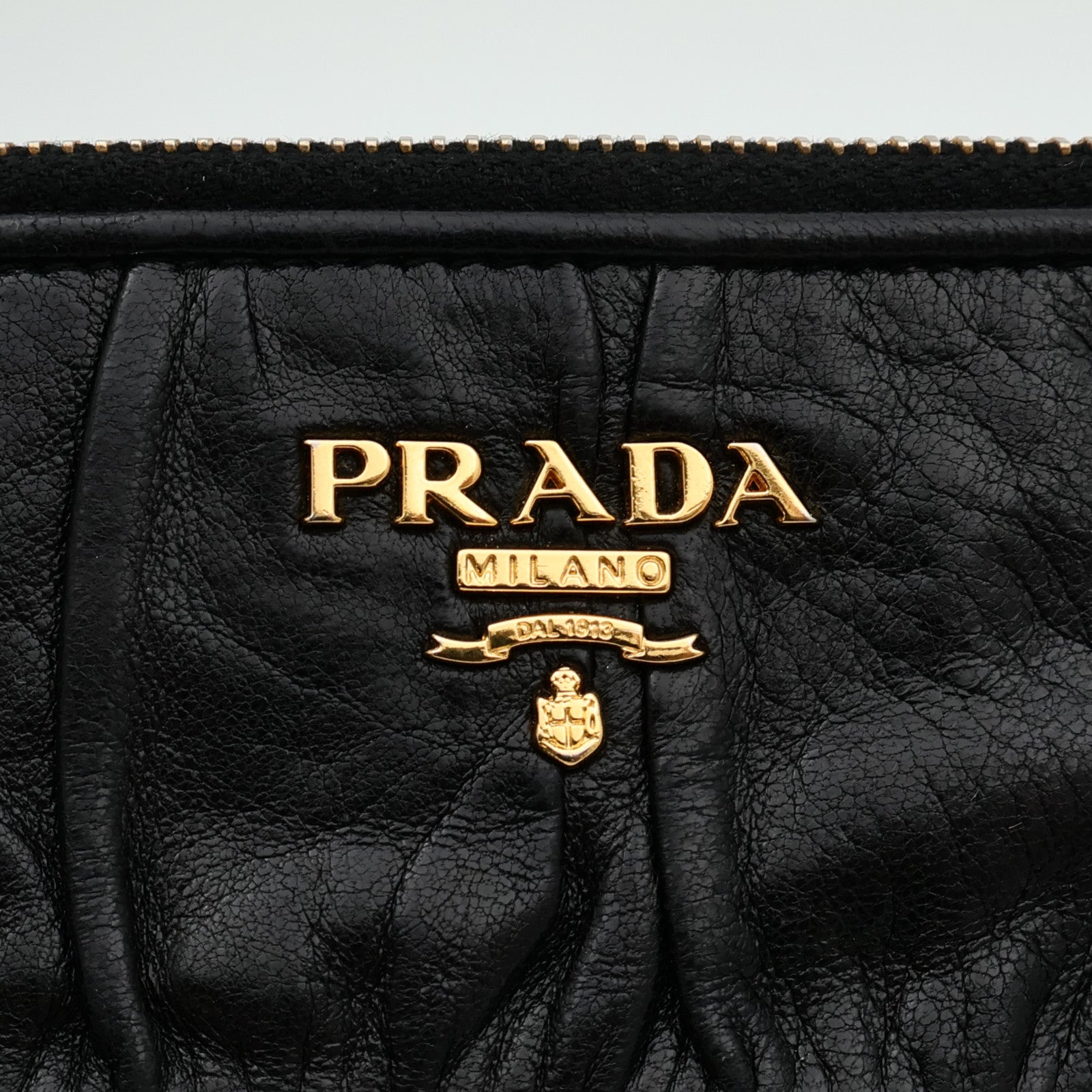 PRADA 羊皮皮革Pouch金扣手拿包