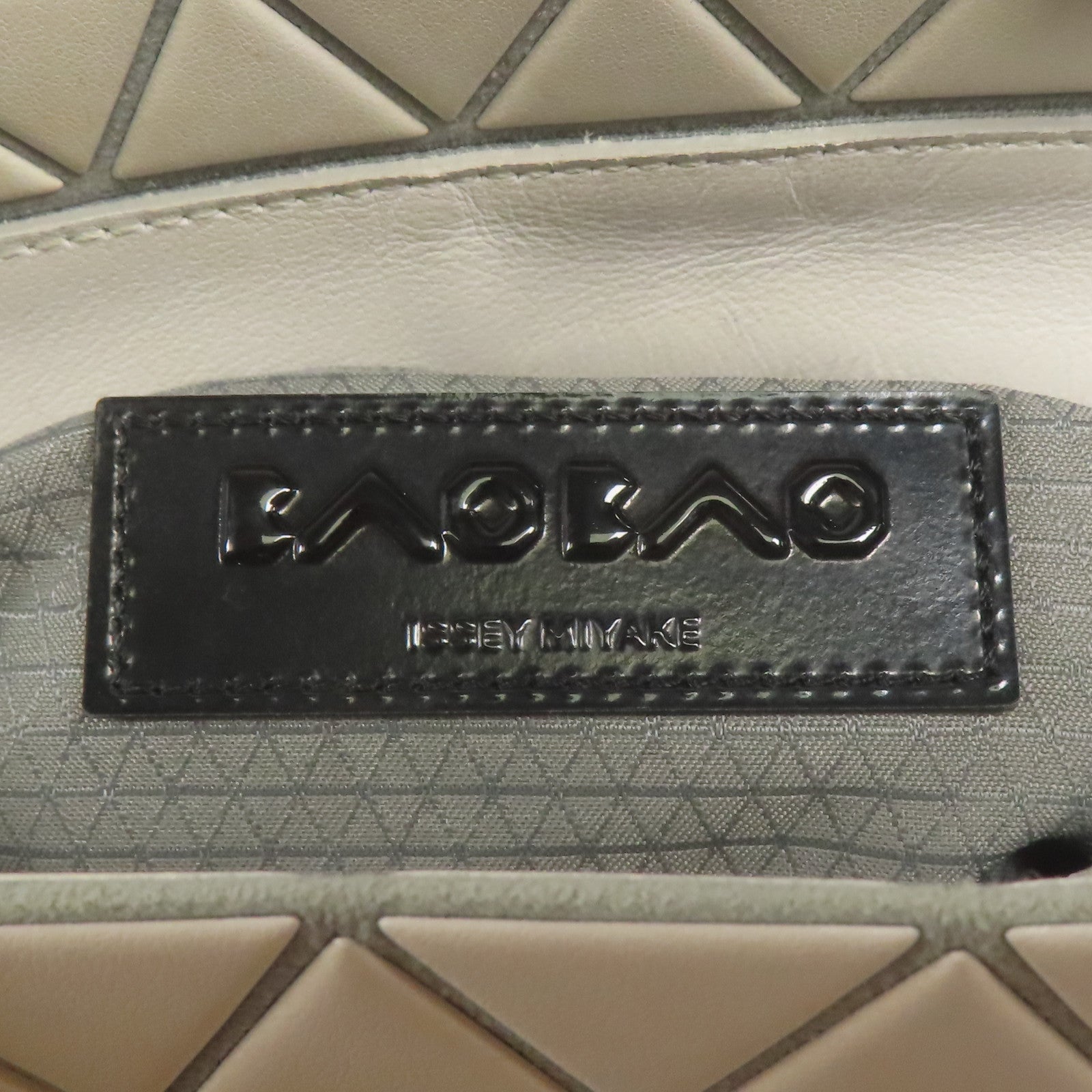 BAO BAO ISSEYMIYAKE 皮革Bao Bao 2 Way Shoulder銀扣手挽肩背兩用袋