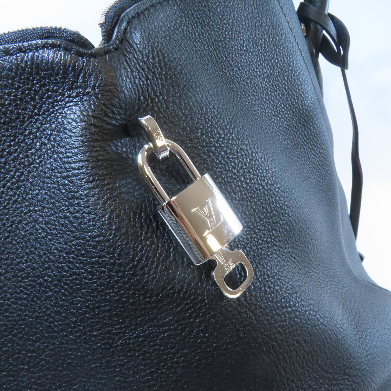 LOUIS VUITTON 【激減優惠】牛皮皮革Lockit MM銀扣手挽袋黑色