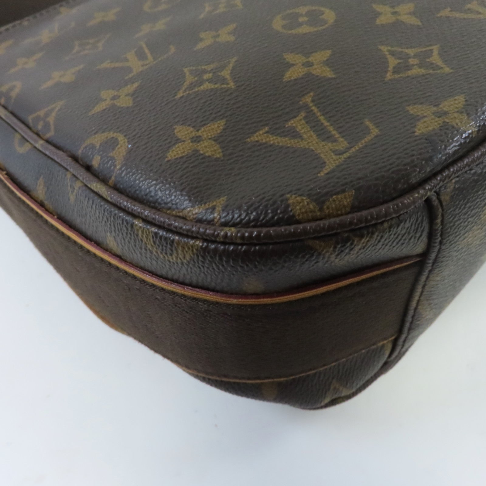LOUIS VUITTON Monogram Beaubourg MM金扣肩背袋啡色