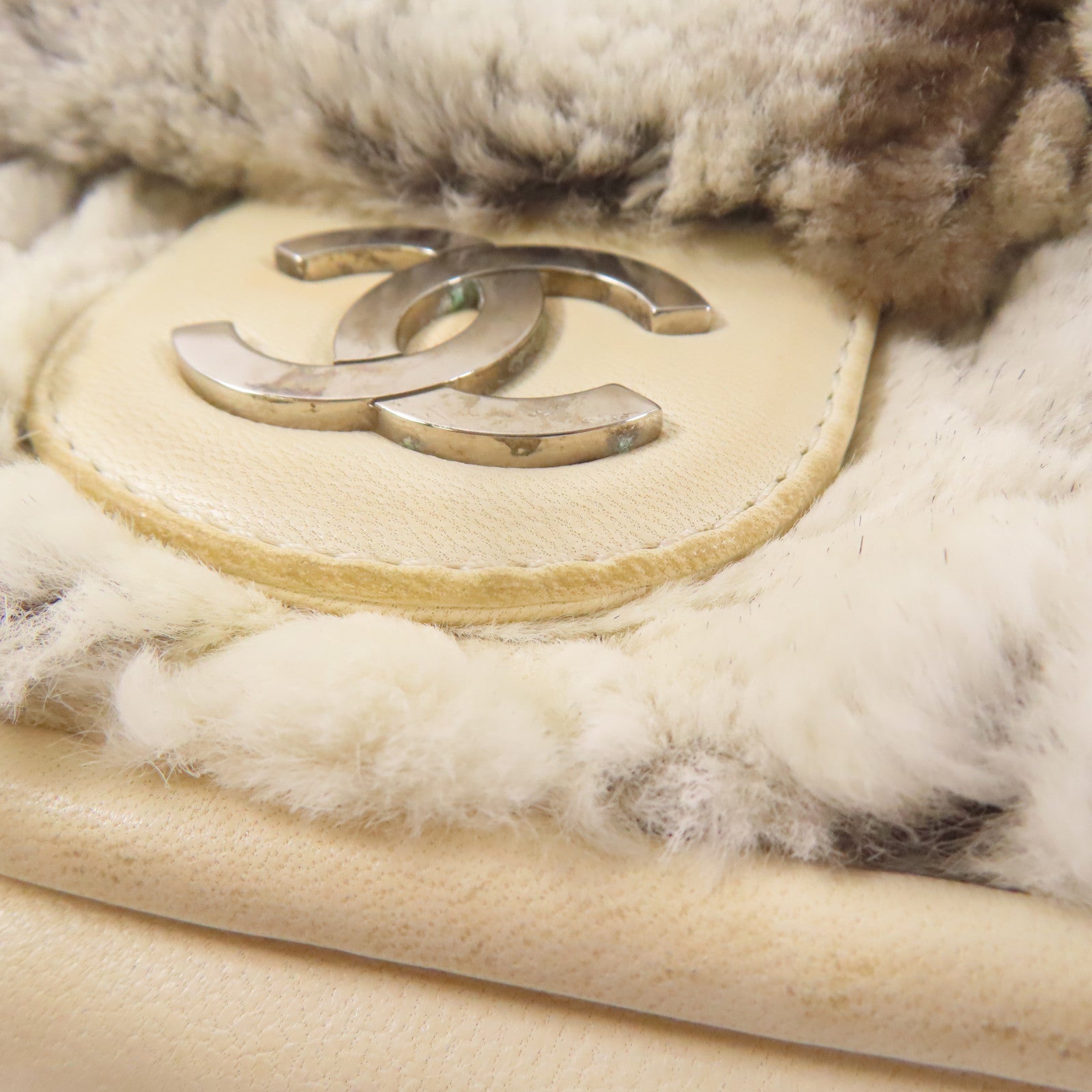 CHANEL 兔毛Chain Shoulder Bag銀扣鏈帶肩背袋白色/灰色