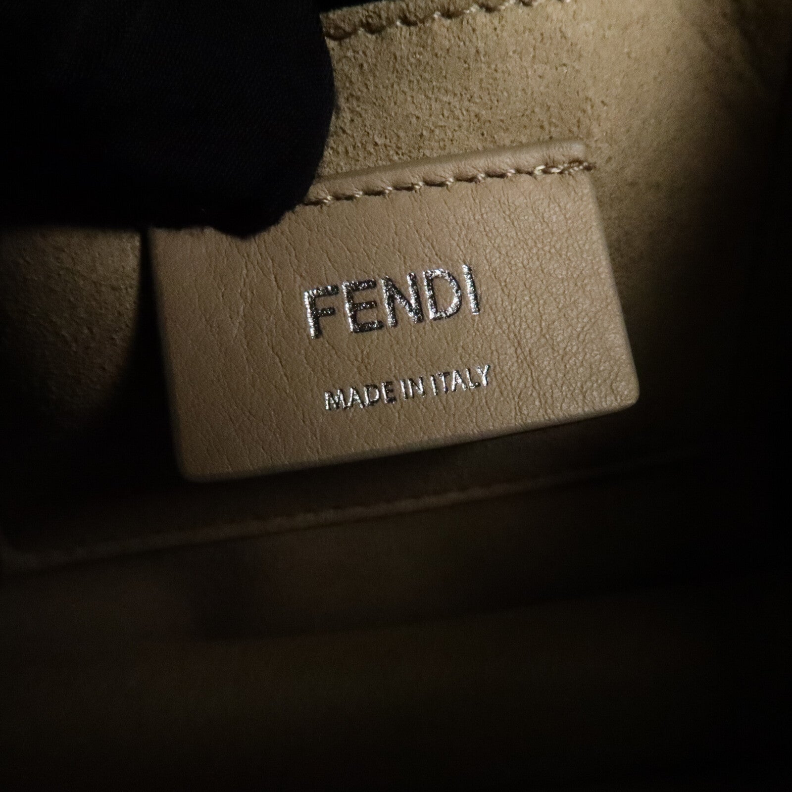 FENDI 牛皮皮革Kan I Small鏈帶肩背袋