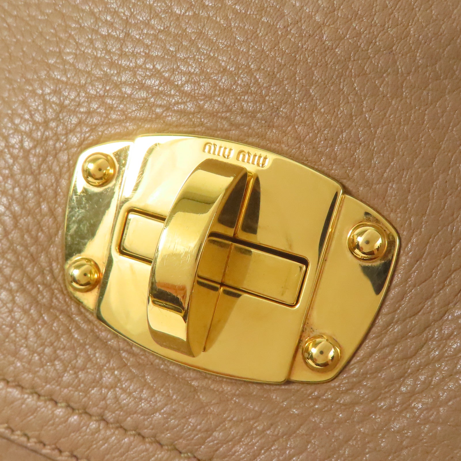 Miu Miu 牛皮皮革Shoulder Bag金扣肩背袋