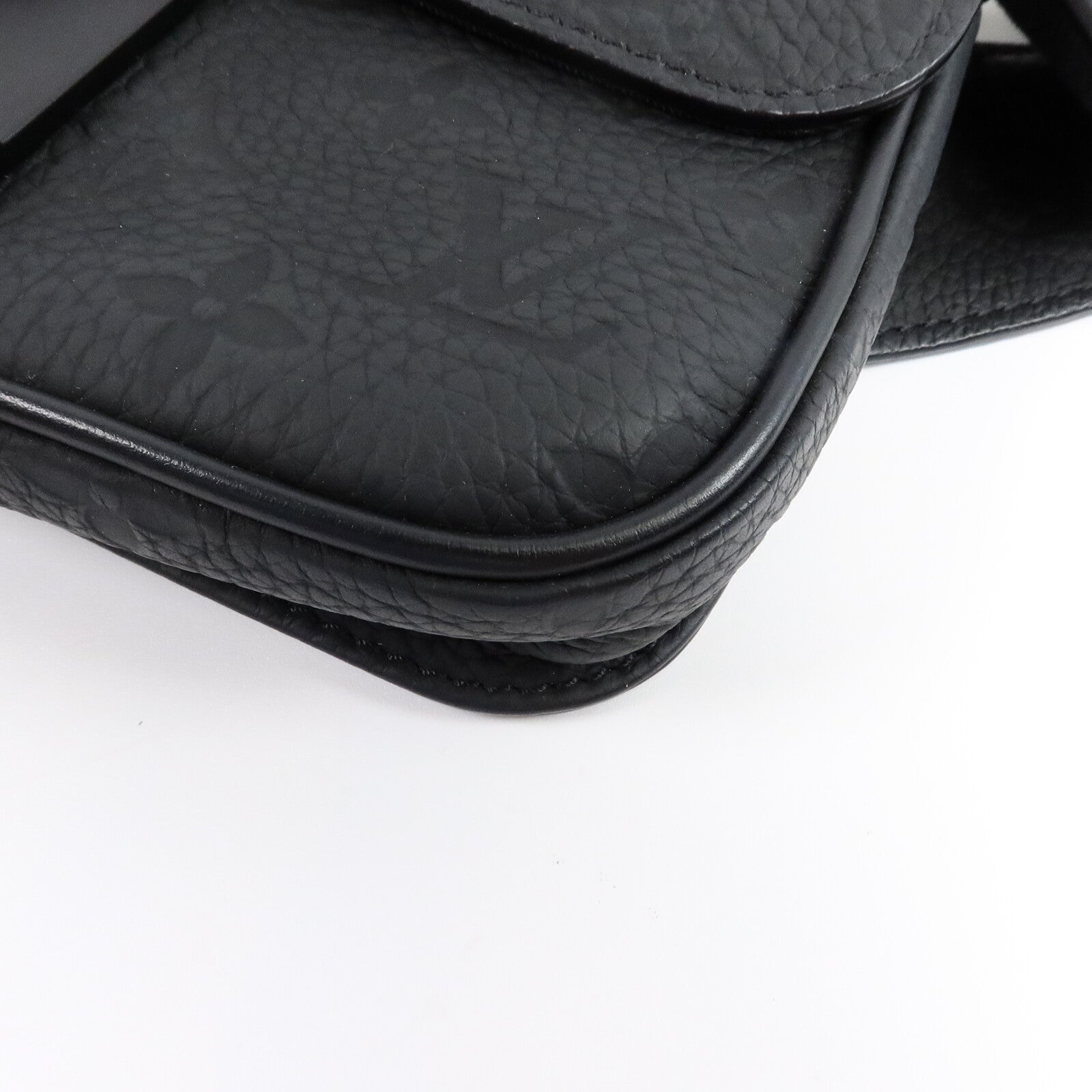 LOUIS VUITTON Taurillon Monogram S Lock Sling肩背袋