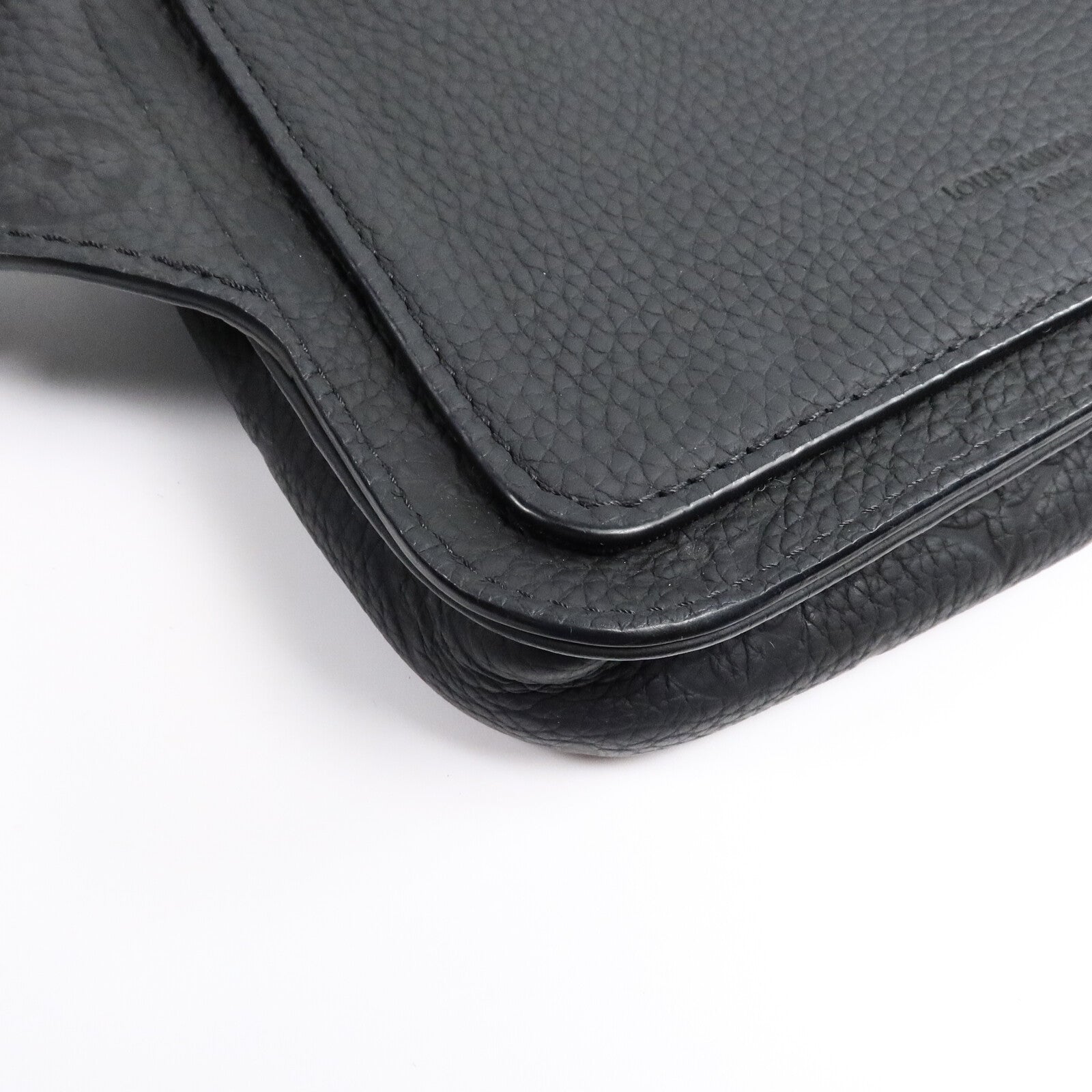 LOUIS VUITTON Taurillon Monogram S Lock Sling肩背袋
