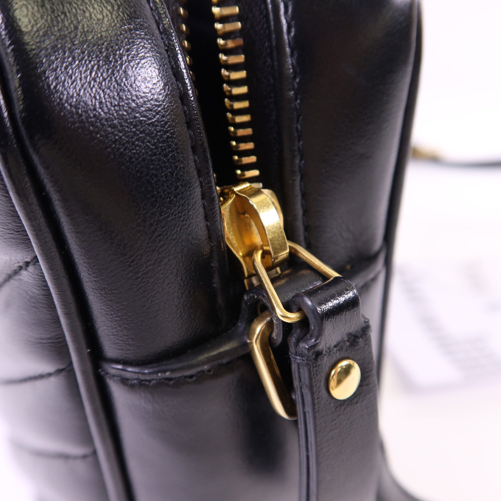 YVES SAINT LAURENT 牛皮皮革Lou Camera Bag金扣肩背袋