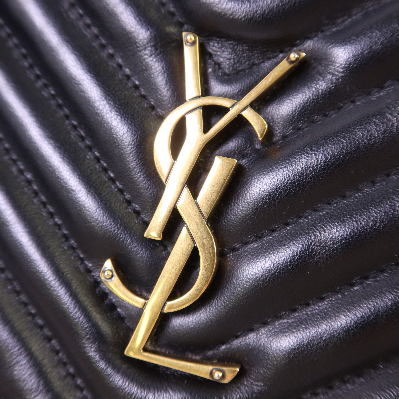 YVES SAINT LAURENT 牛皮皮革Lou Camera Bag金扣肩背袋