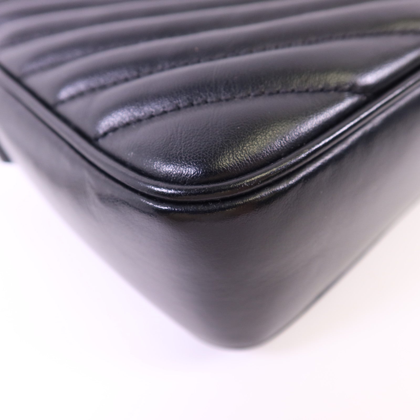 YVES SAINT LAURENT 牛皮皮革Lou Camera Bag金扣肩背袋