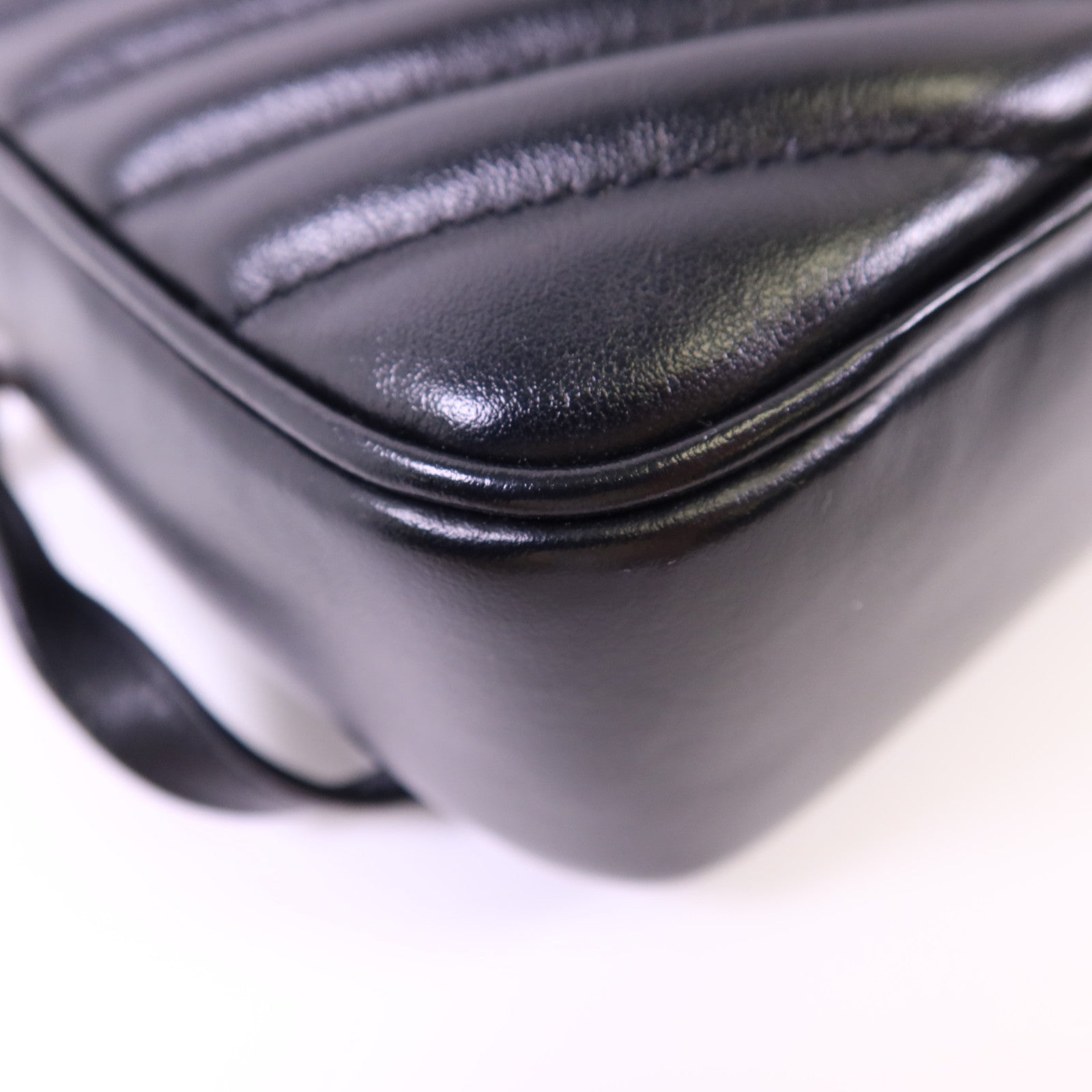 YVES SAINT LAURENT 牛皮皮革Lou Camera Bag金扣肩背袋
