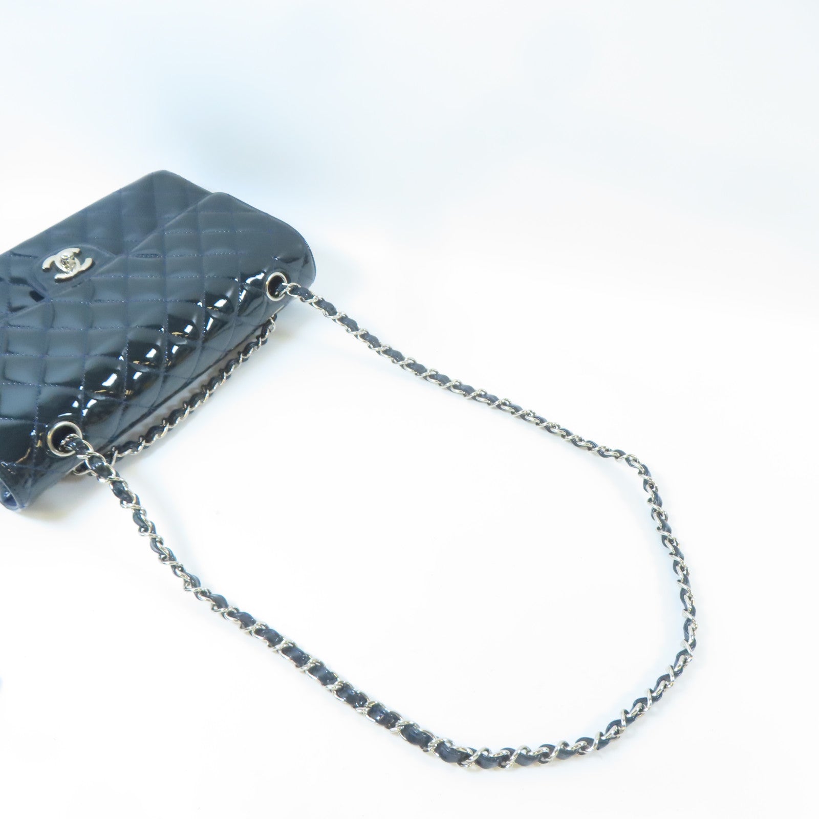 CHANEL 【激減優惠】菱格漆皮皮革Classic Flap 25cm銀扣鏈帶肩背袋深藍色