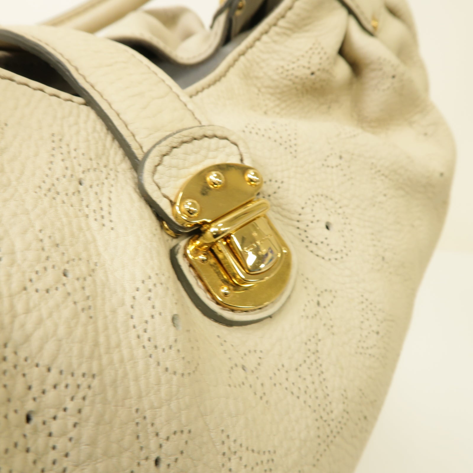 LOUIS VUITTON 【激減優惠】Mahina Shoulder Bag 金扣肩背袋肩背袋米色