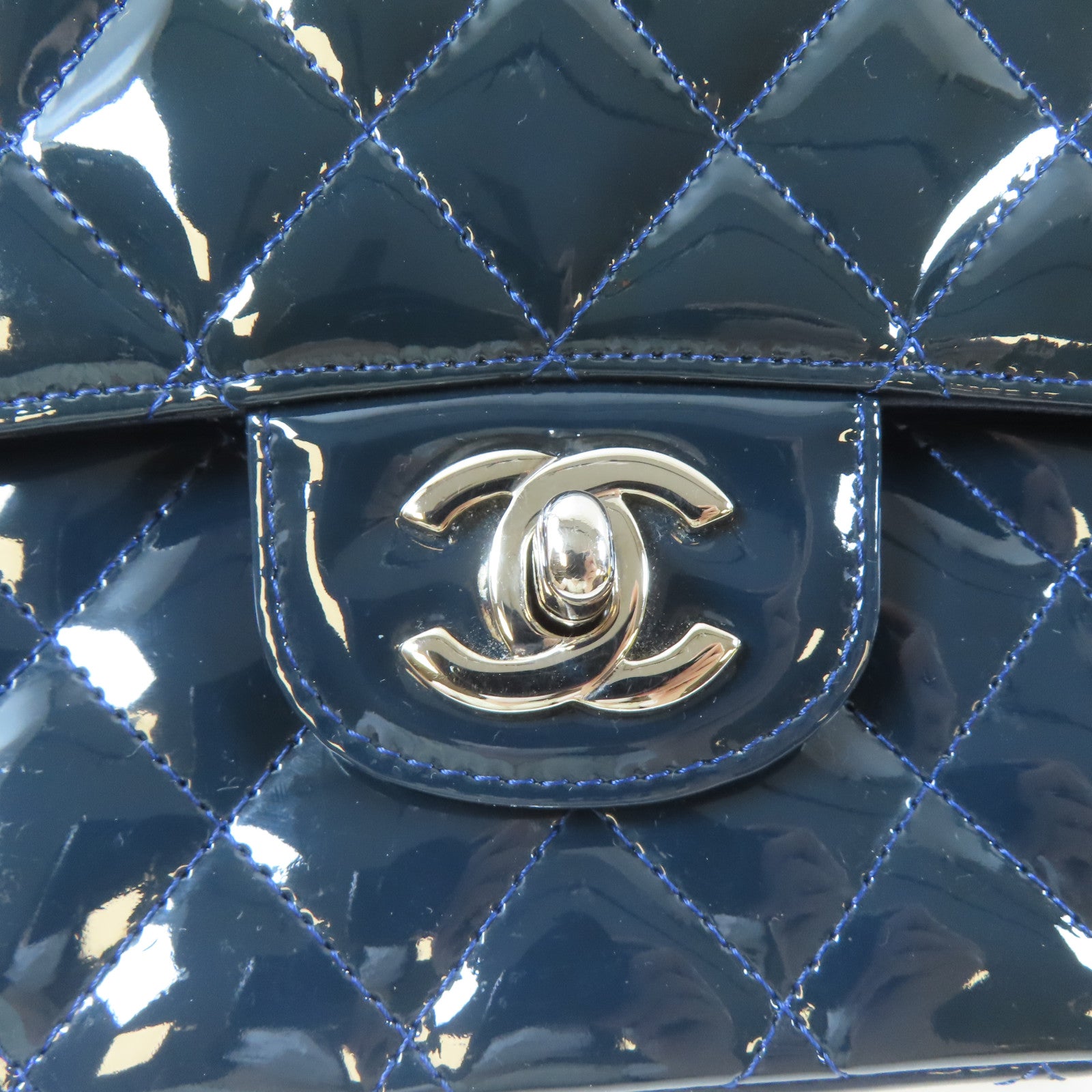 CHANEL 【激減優惠】菱格漆皮皮革Classic Flap 25cm銀扣鏈帶肩背袋深藍色