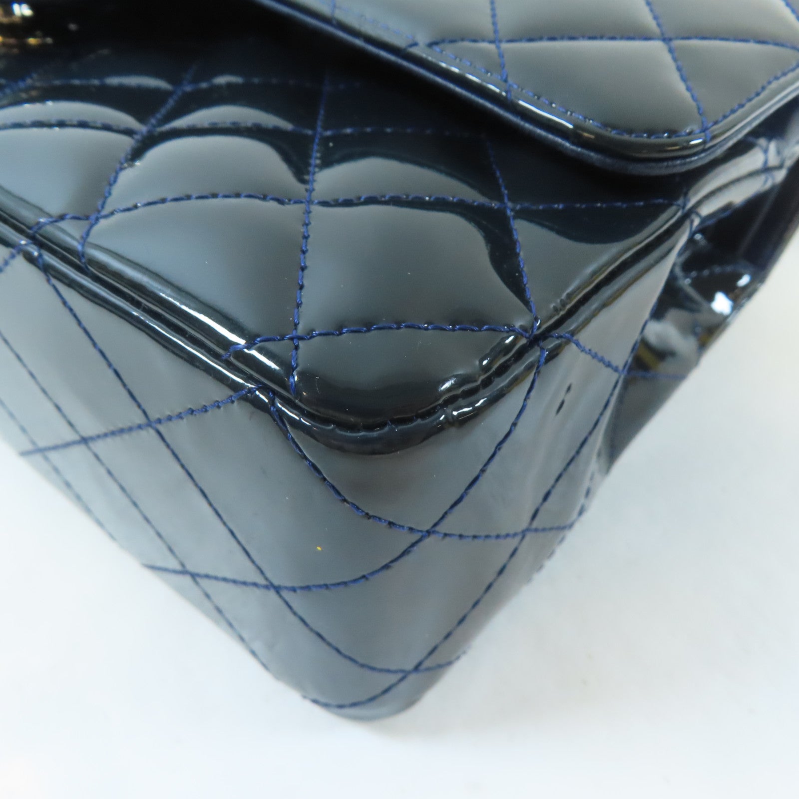 CHANEL 【激減優惠】菱格漆皮皮革Classic Flap 25cm銀扣鏈帶肩背袋深藍色
