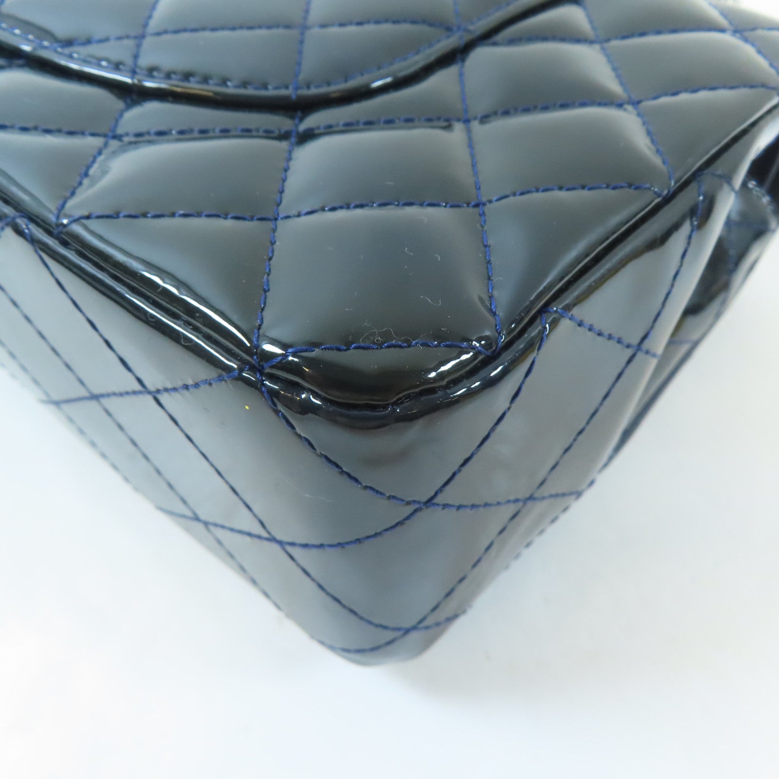 CHANEL 【激減優惠】菱格漆皮皮革Classic Flap 25cm銀扣鏈帶肩背袋深藍色