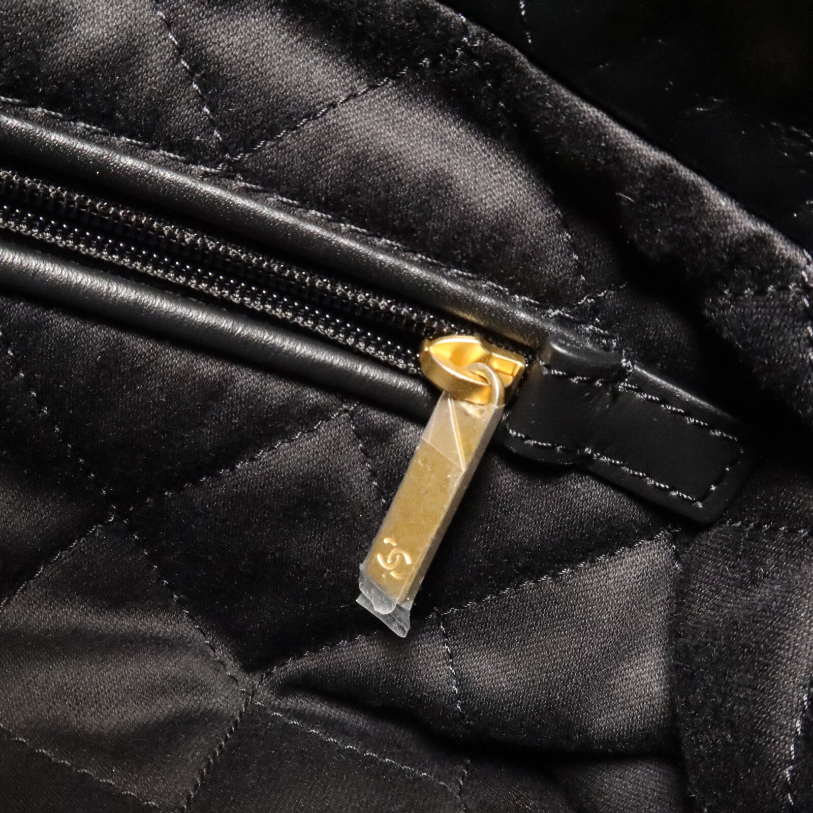 CHANEL 牛皮皮革Chanel 22 Small鏈帶肩背袋