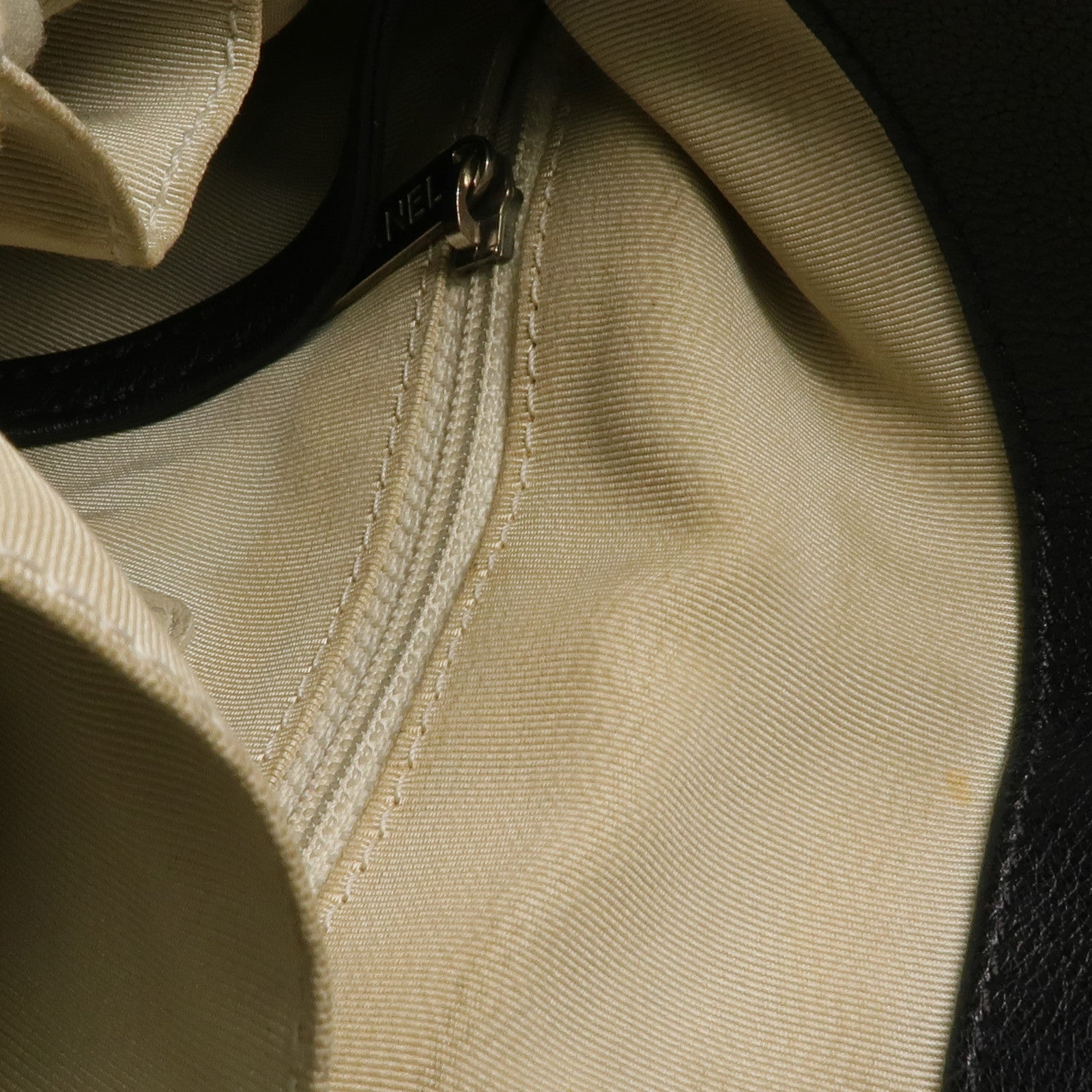 CHANEL 牛皮皮革Shoulder Bag銀扣鏈帶肩背袋