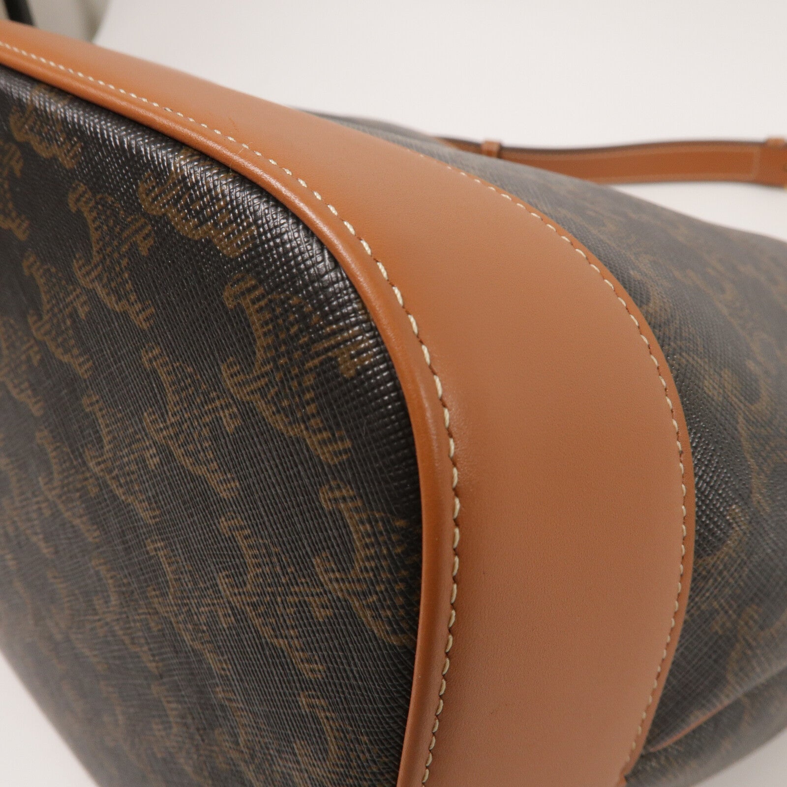 CELINE 塗層帆布Triomphe Bucket Bag Medium肩背袋