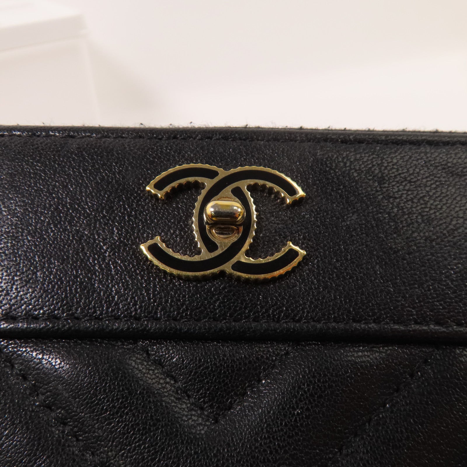 CHANEL 牛皮皮革Mini Pouch金扣手拿包