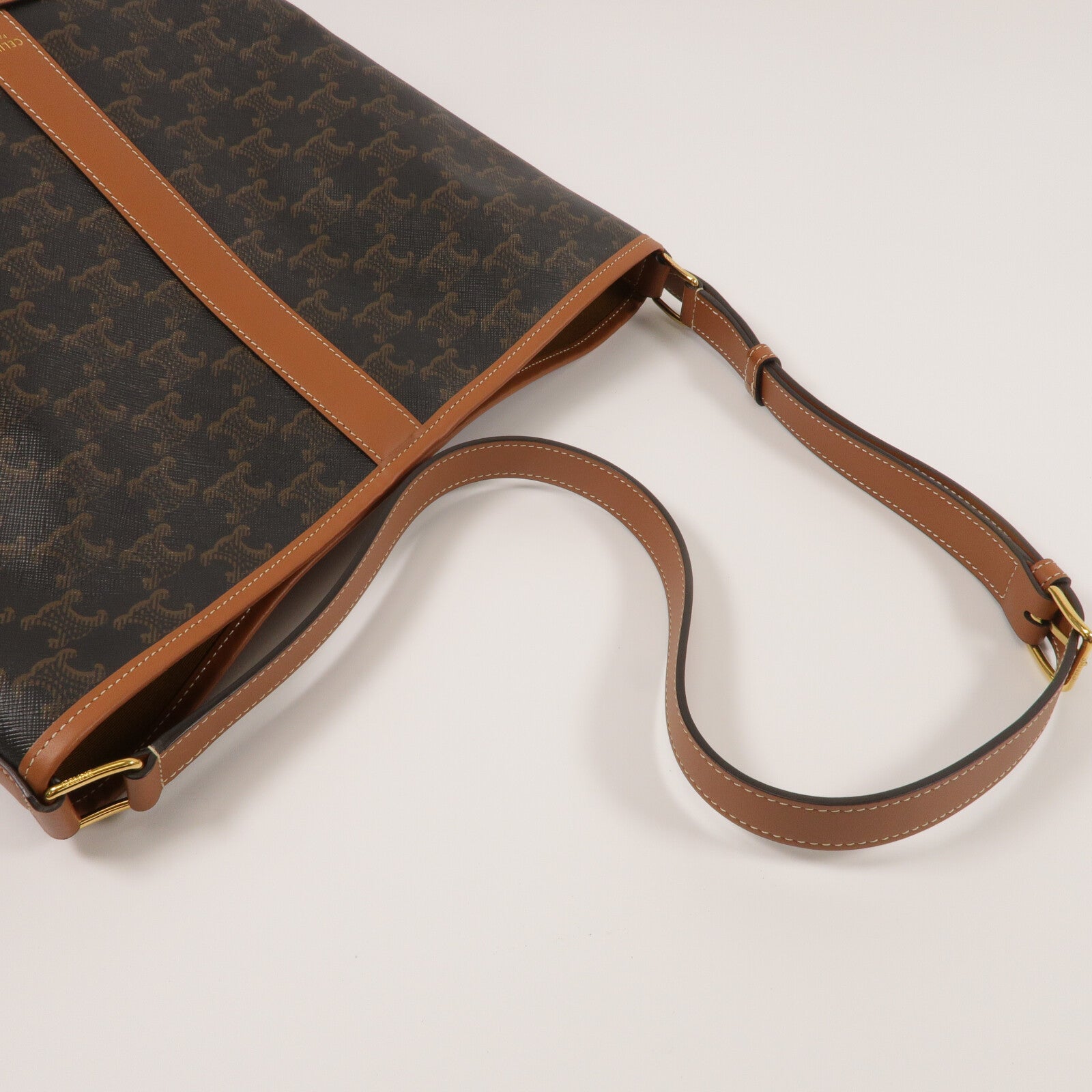 CELINE 塗層帆布Triomphe Bucket Bag Medium肩背袋
