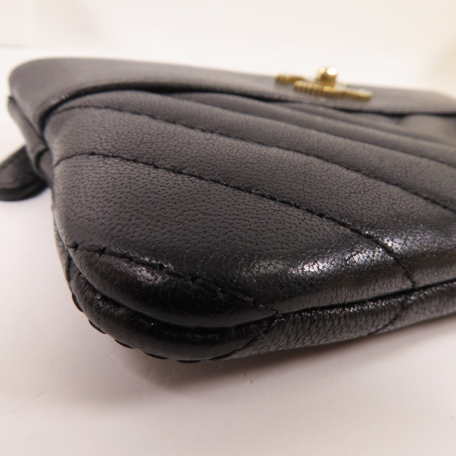 CHANEL 牛皮皮革Mini Pouch金扣手拿包