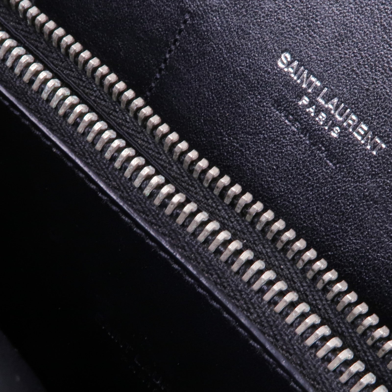 YVES SAINT LAURENT 牛皮皮革Sac De Jour銀扣手挽肩背兩用袋
