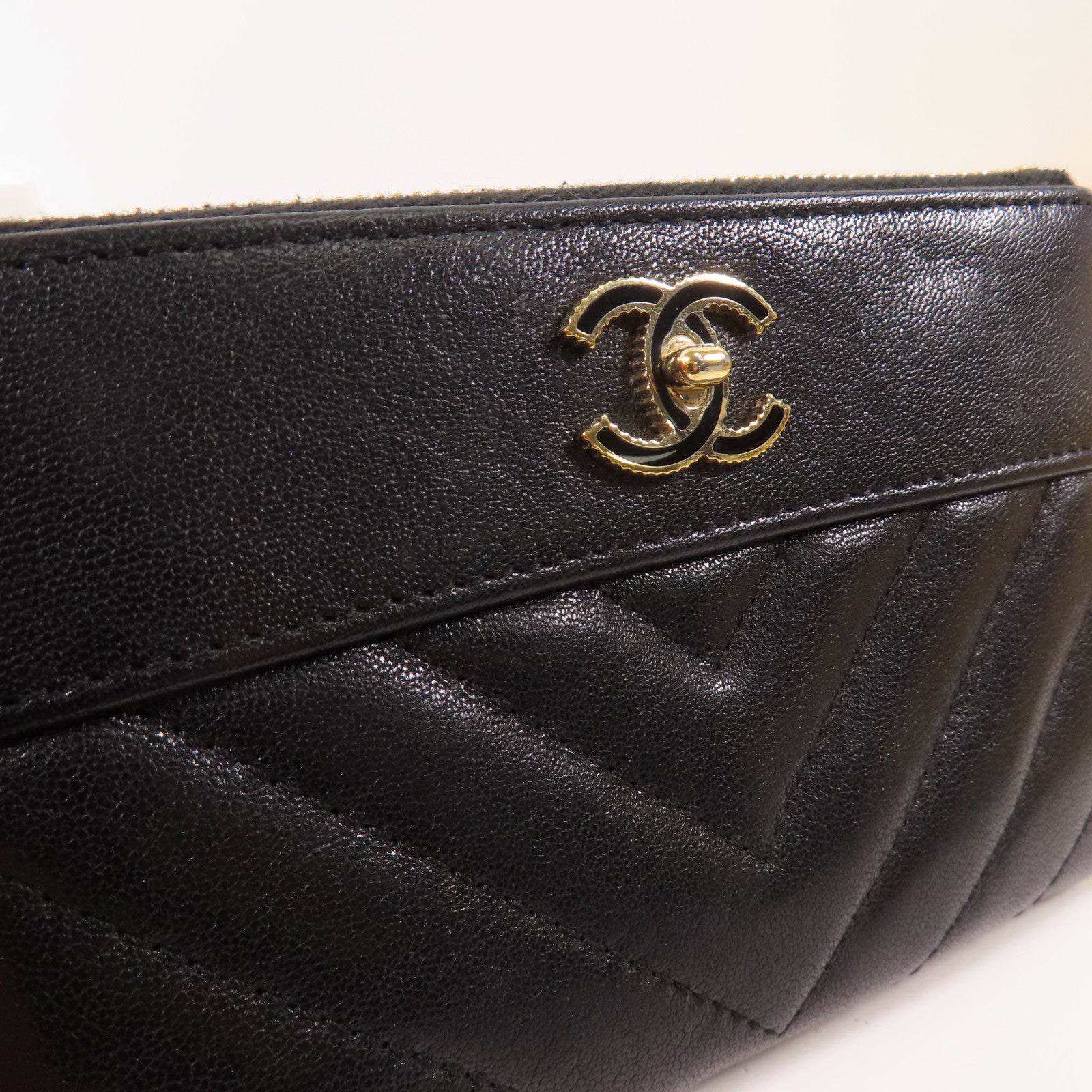 CHANEL 牛皮皮革Mini Pouch金扣手拿包