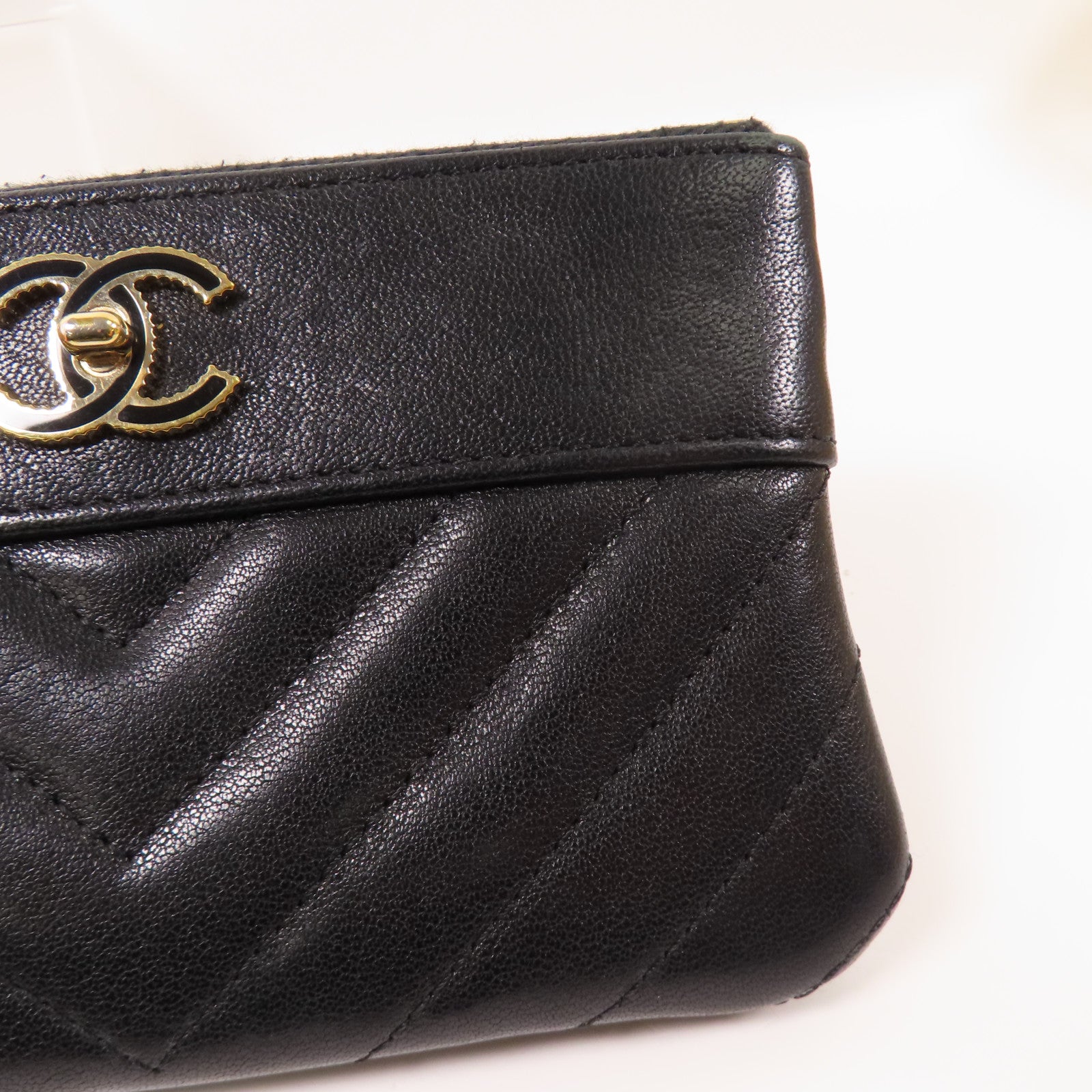 CHANEL 牛皮皮革Mini Pouch金扣手拿包