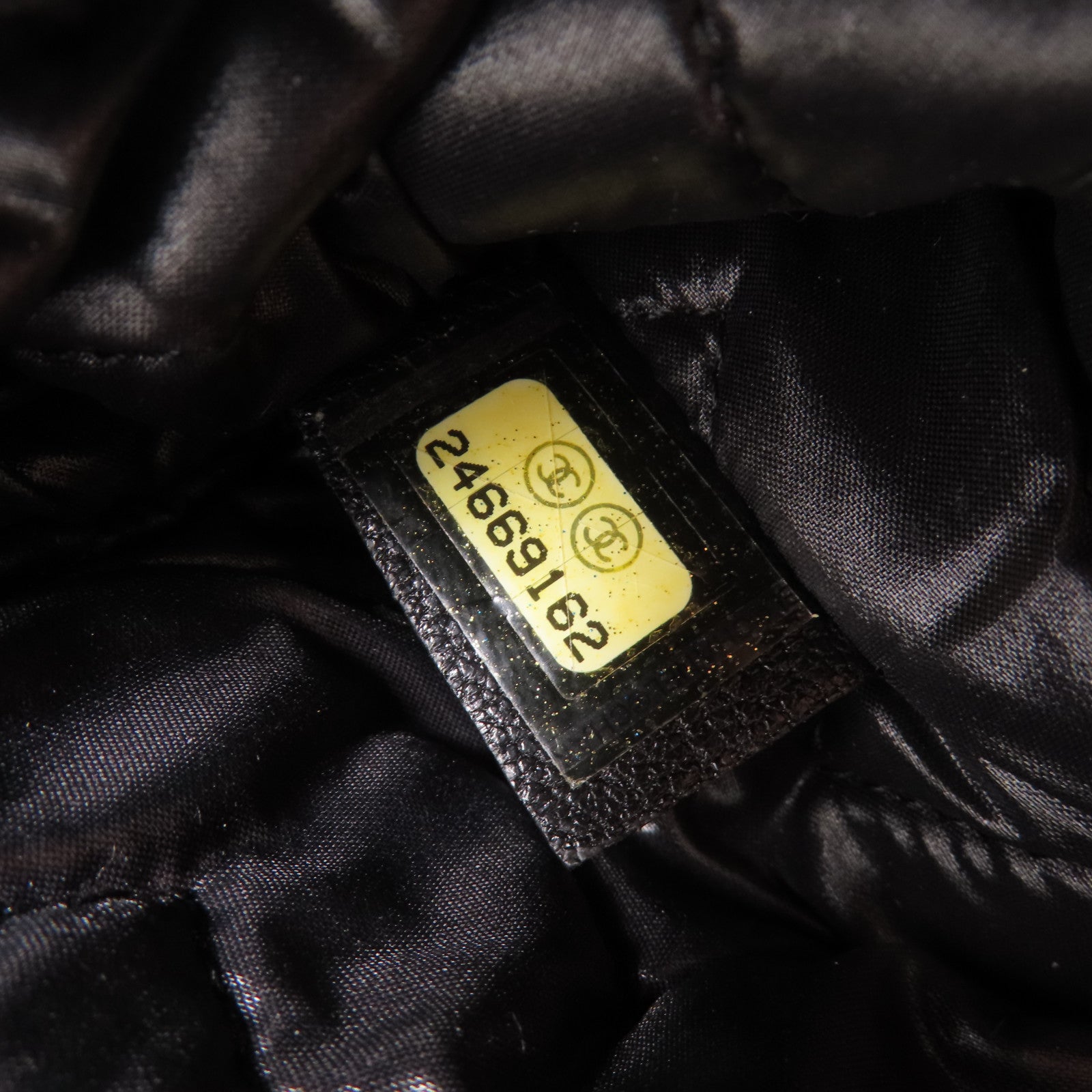 CHANEL 牛皮皮革Mini Pouch金扣手拿包
