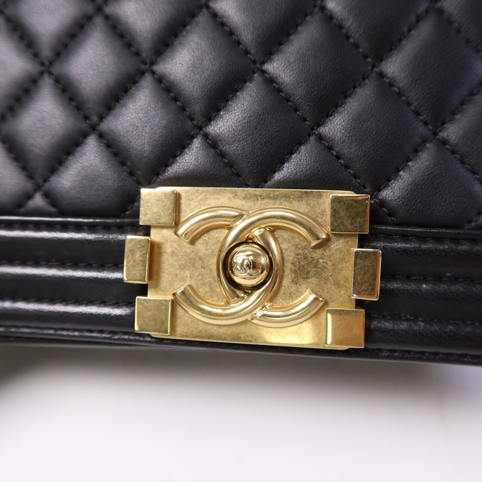 CHANEL 羊皮皮革Boy 25金扣鏈帶肩背袋