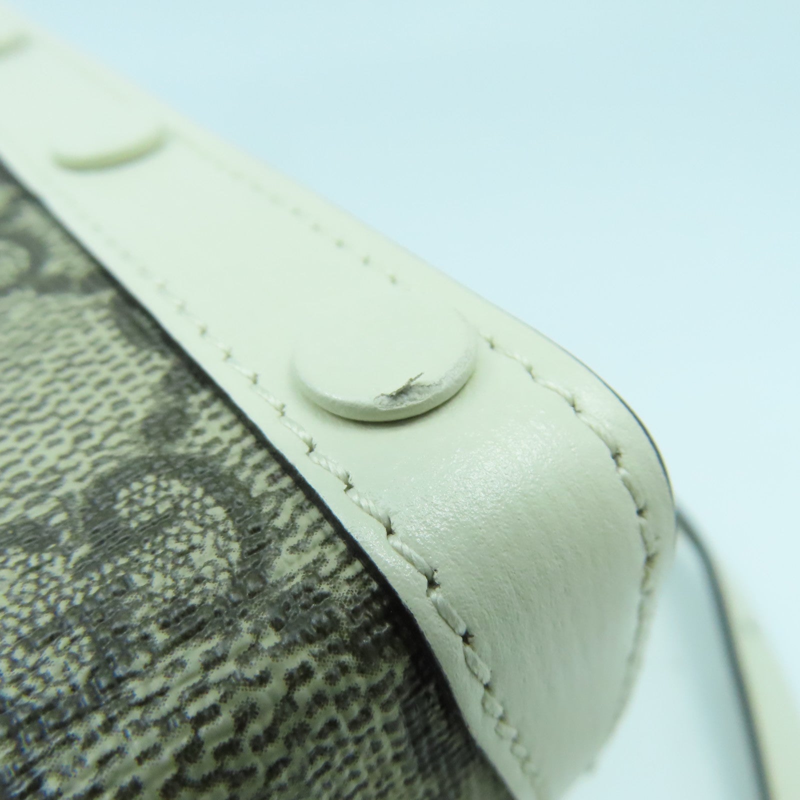 GUCCI 塗層帆布Shoulder Bag金扣肩背袋白色/啡色