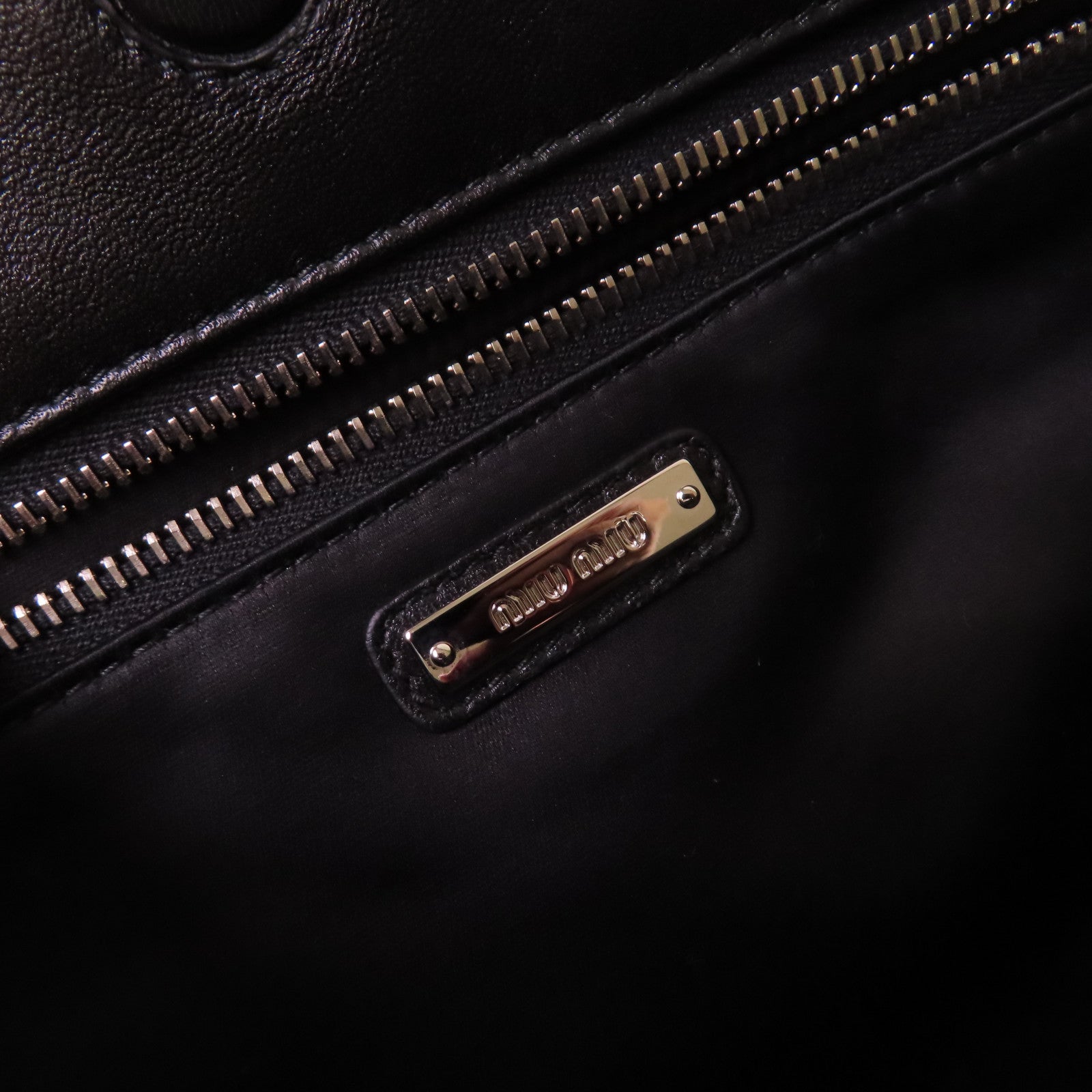 Miu Miu 牛皮皮革Matelasse Shoulder Bag金扣肩背袋黑色