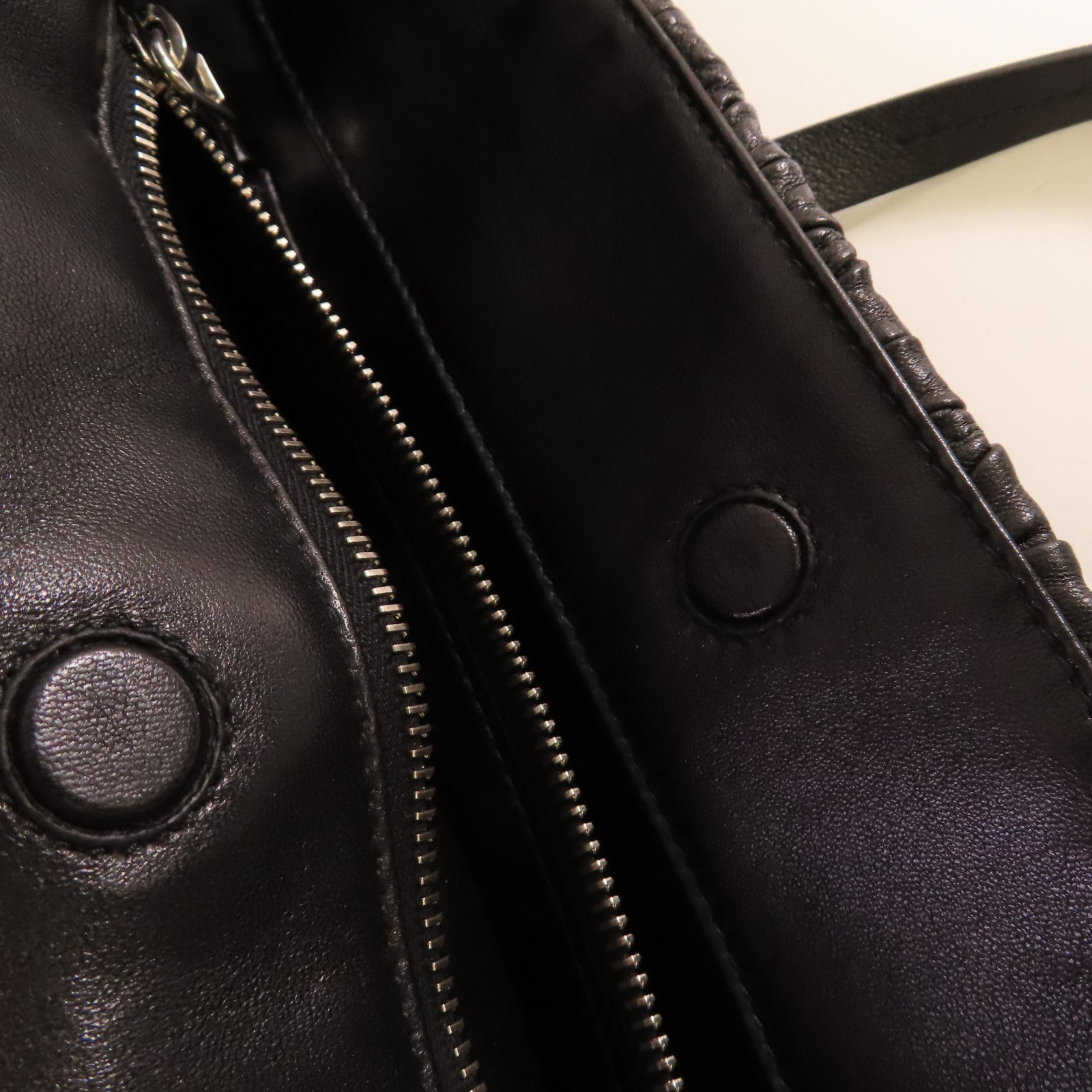 Miu Miu 牛皮皮革Matelasse Shoulder Bag金扣肩背袋黑色